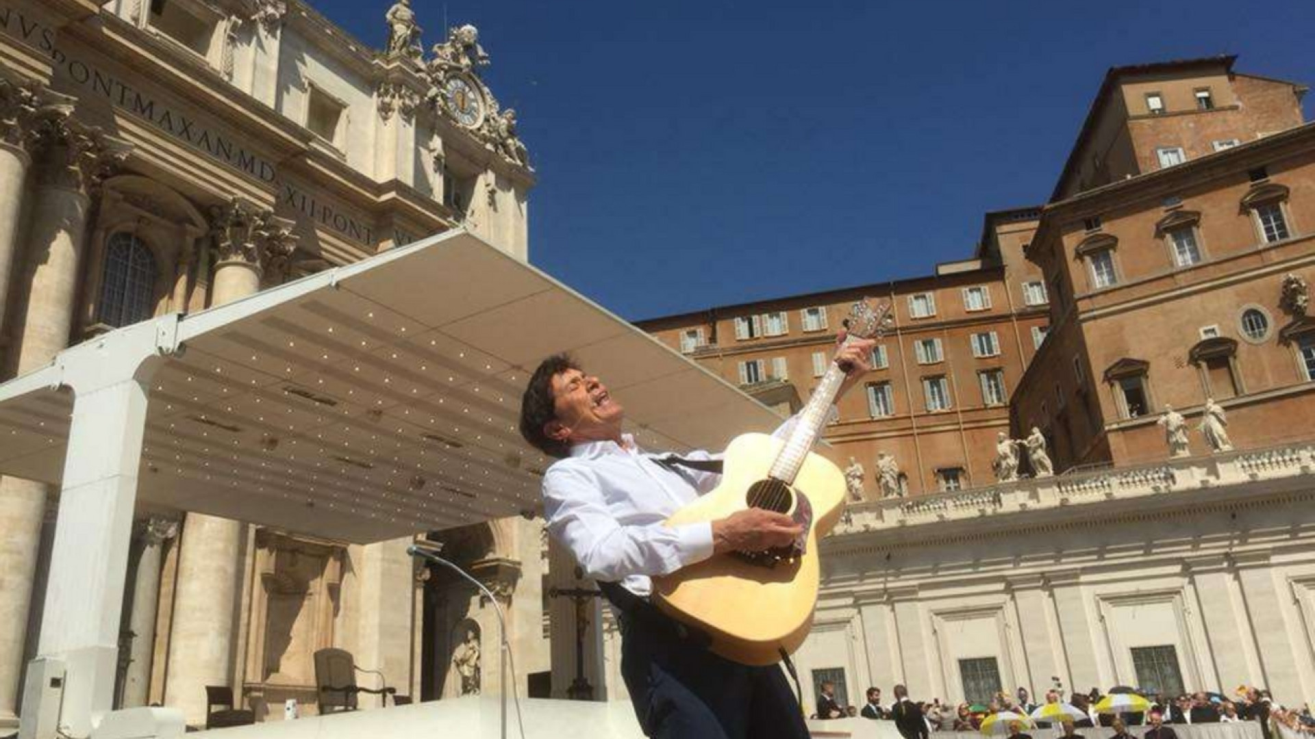 Immagine di Le diocesi di Bologna e Cesena in visita, Gianni Morandi canta per il Papa