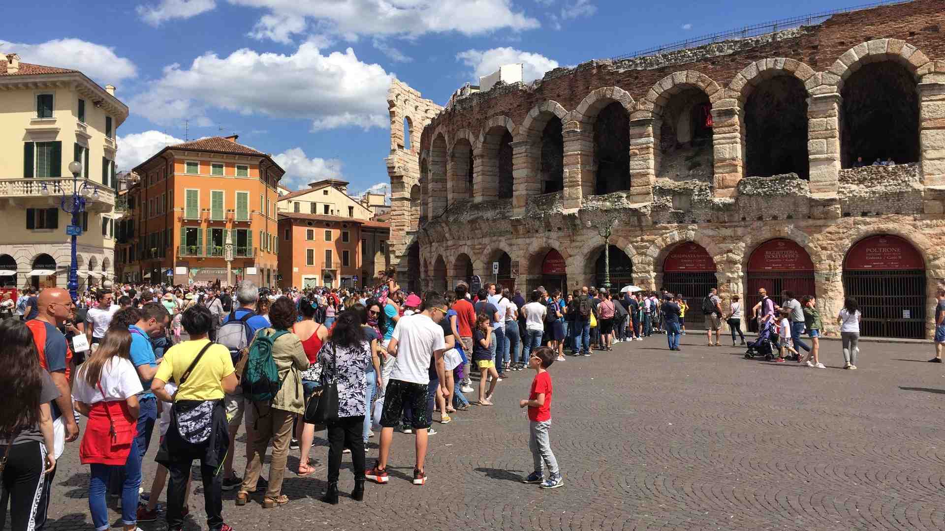 Immagine di Primo Piano. Turisti in ciabatte? Ahi ahi ahi...