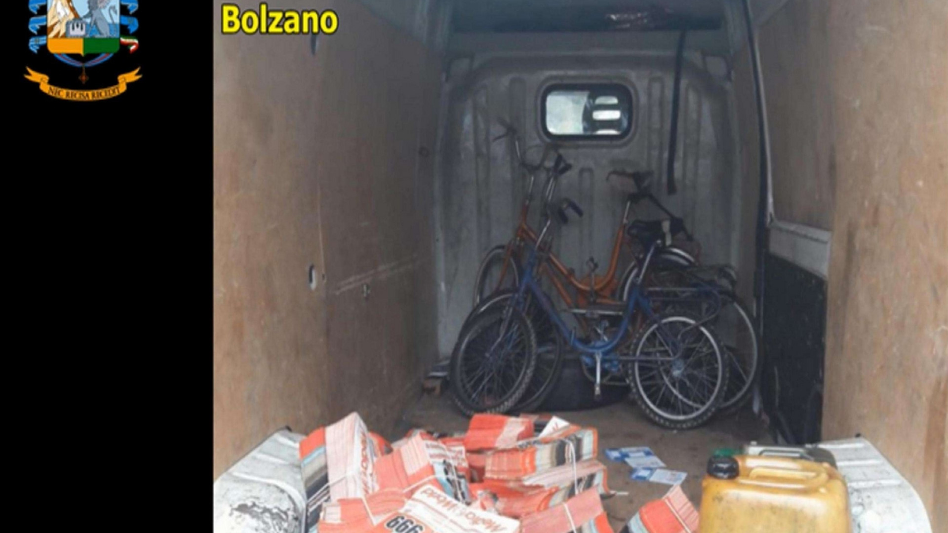 Immagine di Così gli sfruttati dei volantini: 15 ore di lavoro controllati col Gps