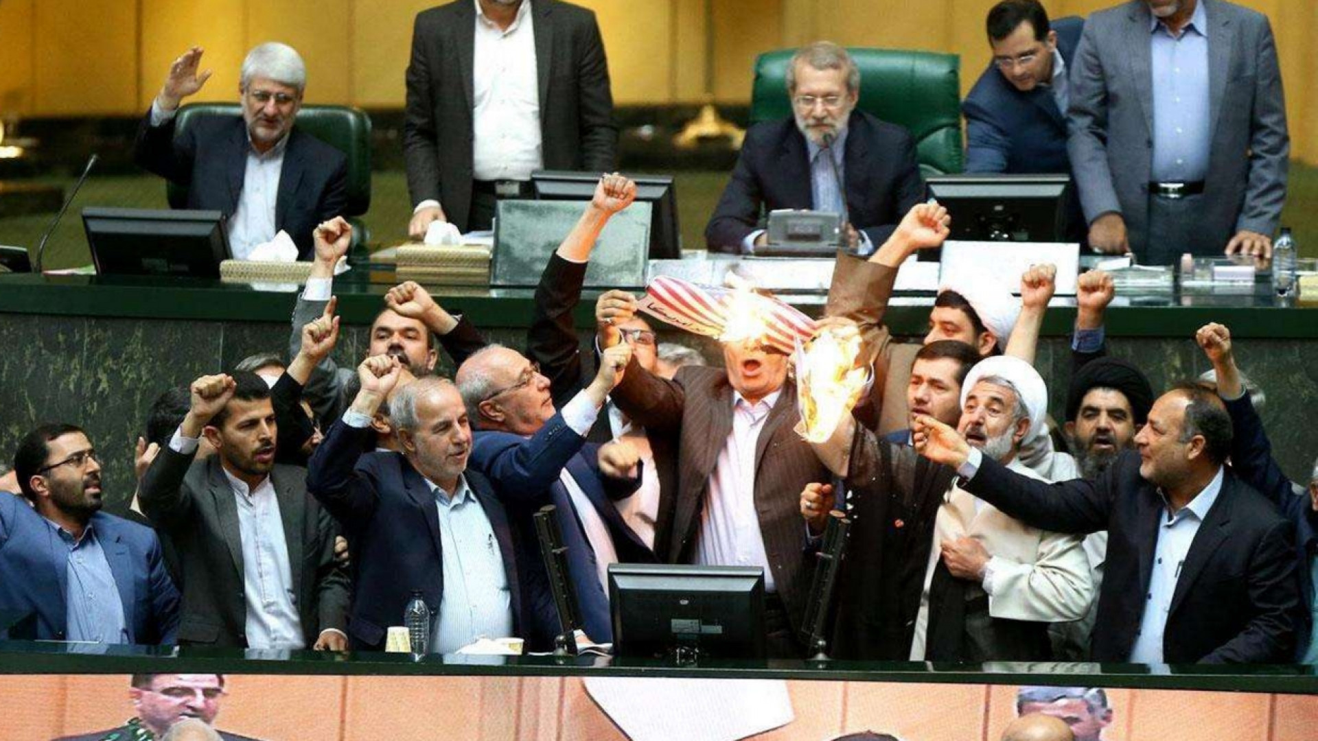 Immagine di Al Parlamento di Teheran brucia la bandiera Usa