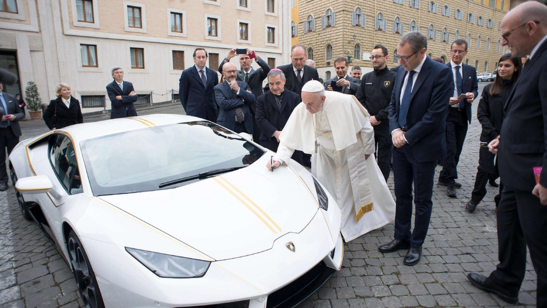 Immagine di Venduta all'asta la Lamborghini «del Papa»
