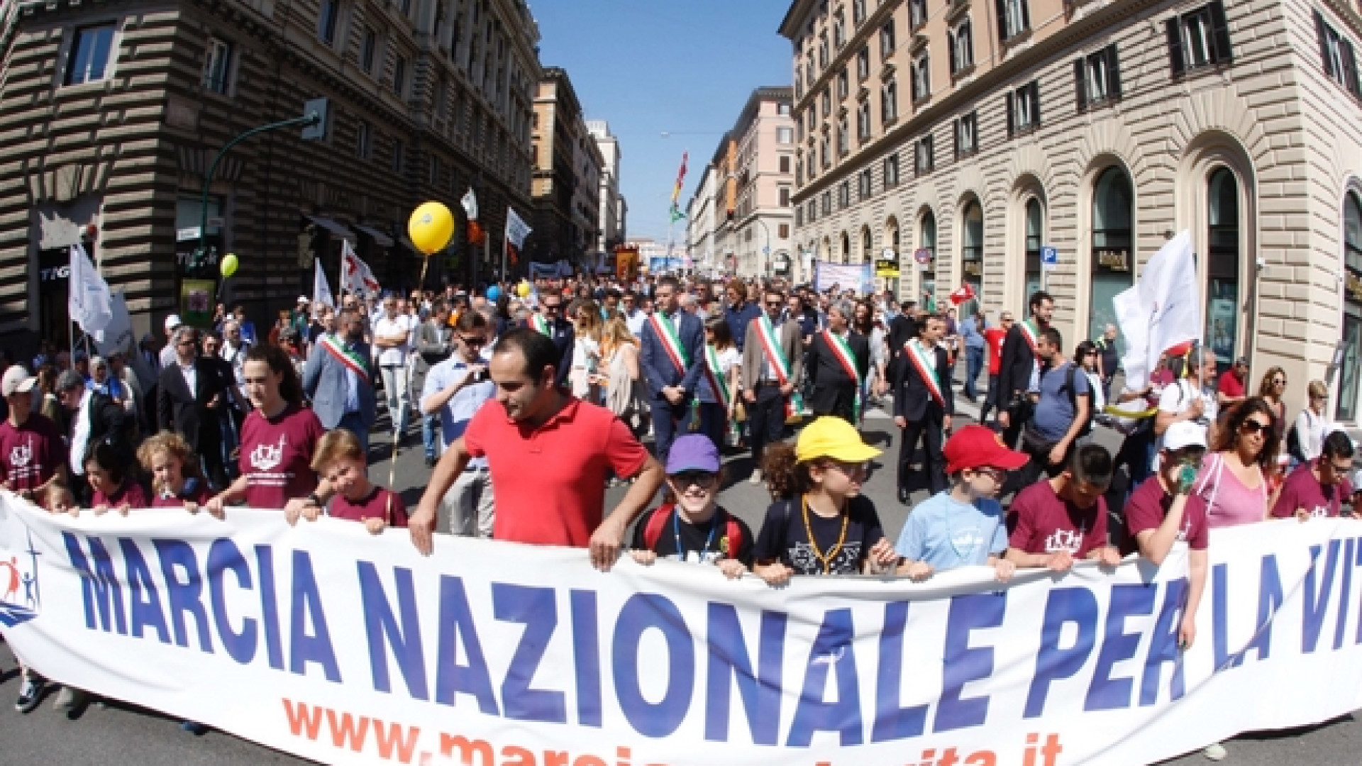 Immagine di «Non uccidete il futuro». In marcia per la vita pensando anche ad Alfie e Lambert