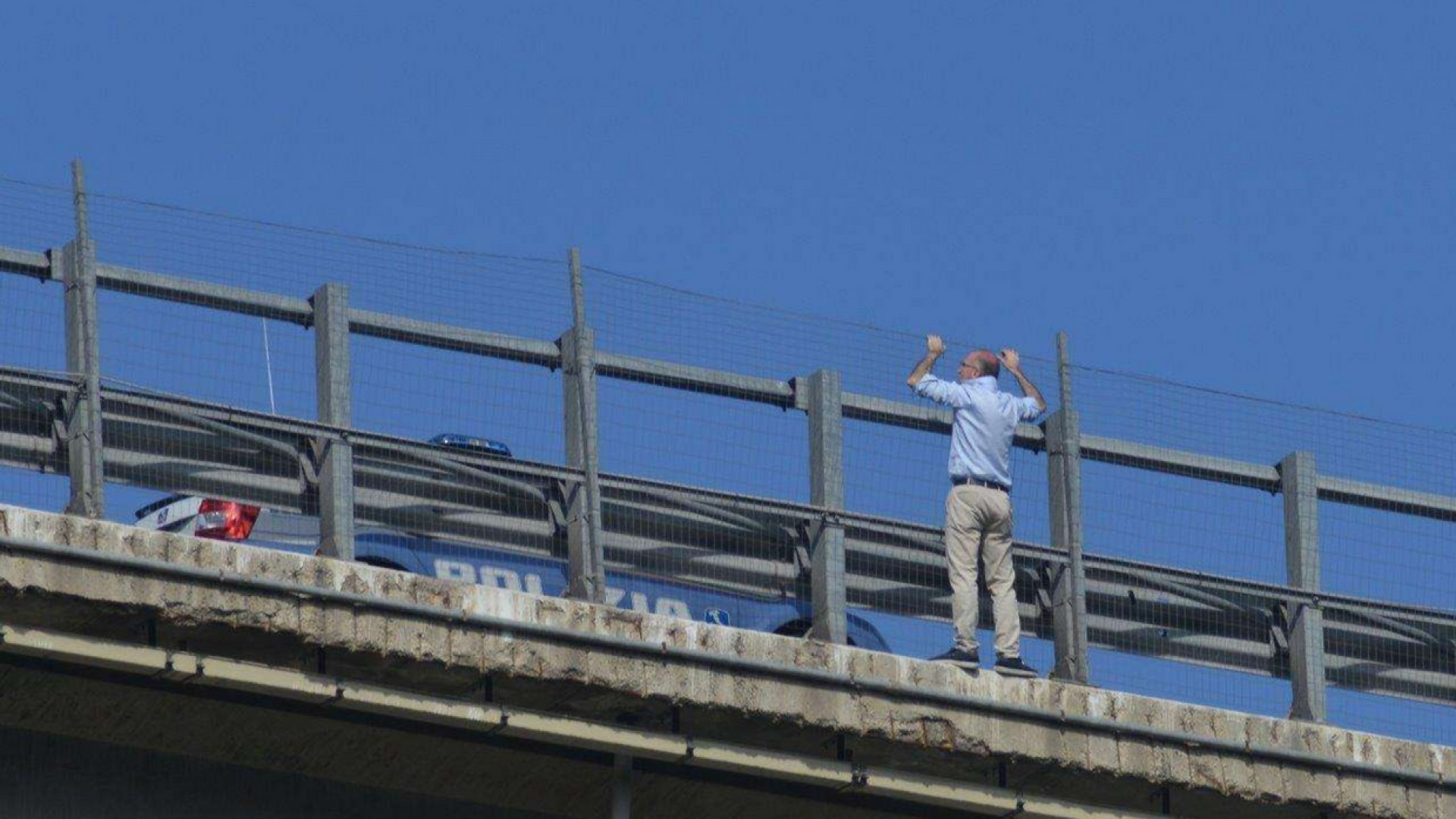Immagine di Getta la figlia dal viadotto e si suicida: forse ha ucciso anche la moglie