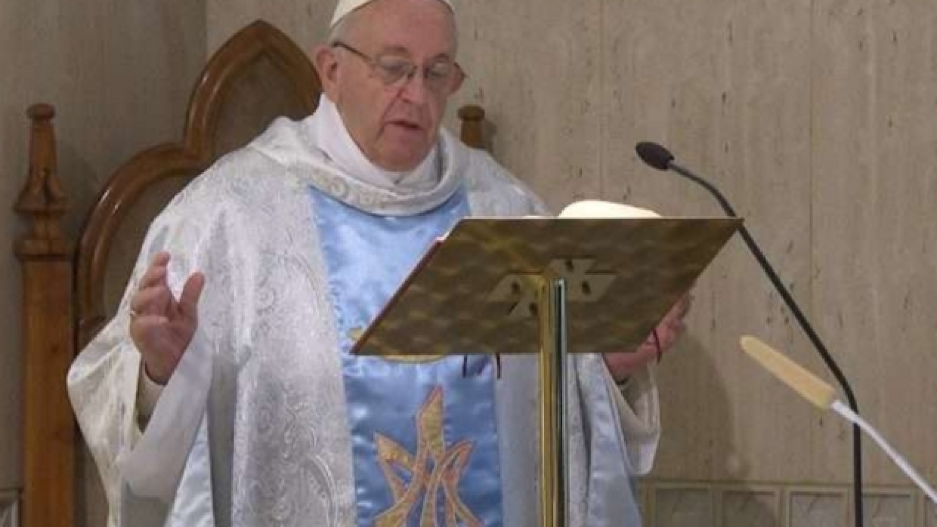 Immagine di Papa: la Chiesa è donna e madre, come Maria