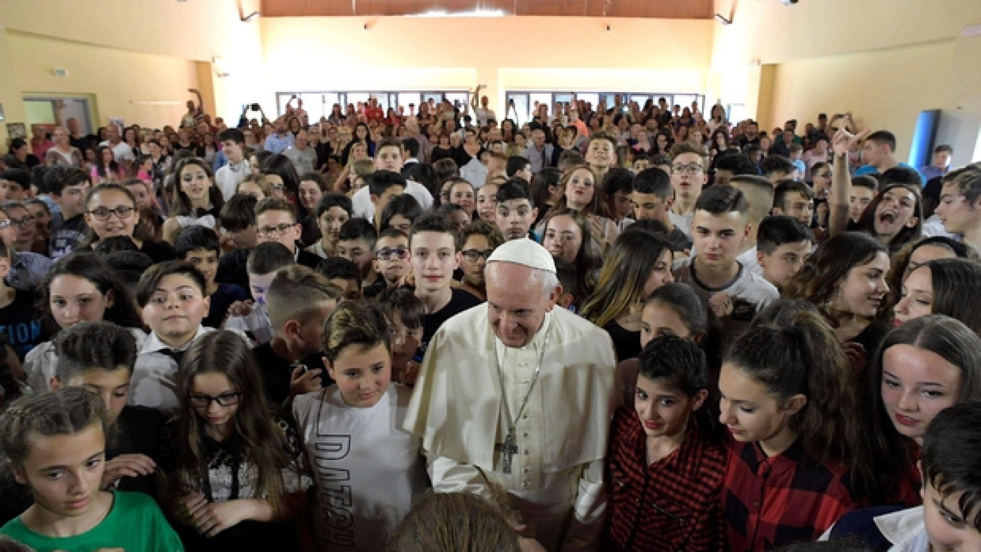 Immagine di Papa Francesco a scuola con i bambini di periferia