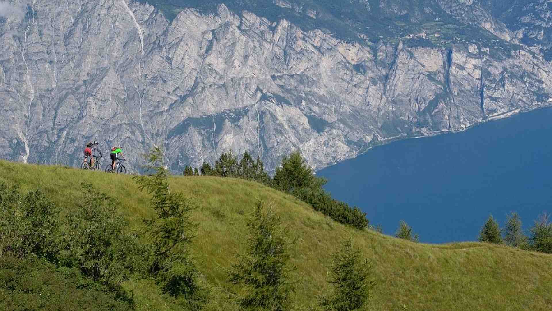 Immagine di A piedi per i santuari del Garda