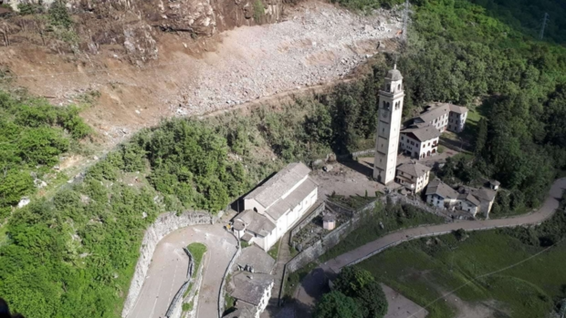 Immagine di Il santuario scampato alla frana. La popolazione: «È stata la Provvidenza»