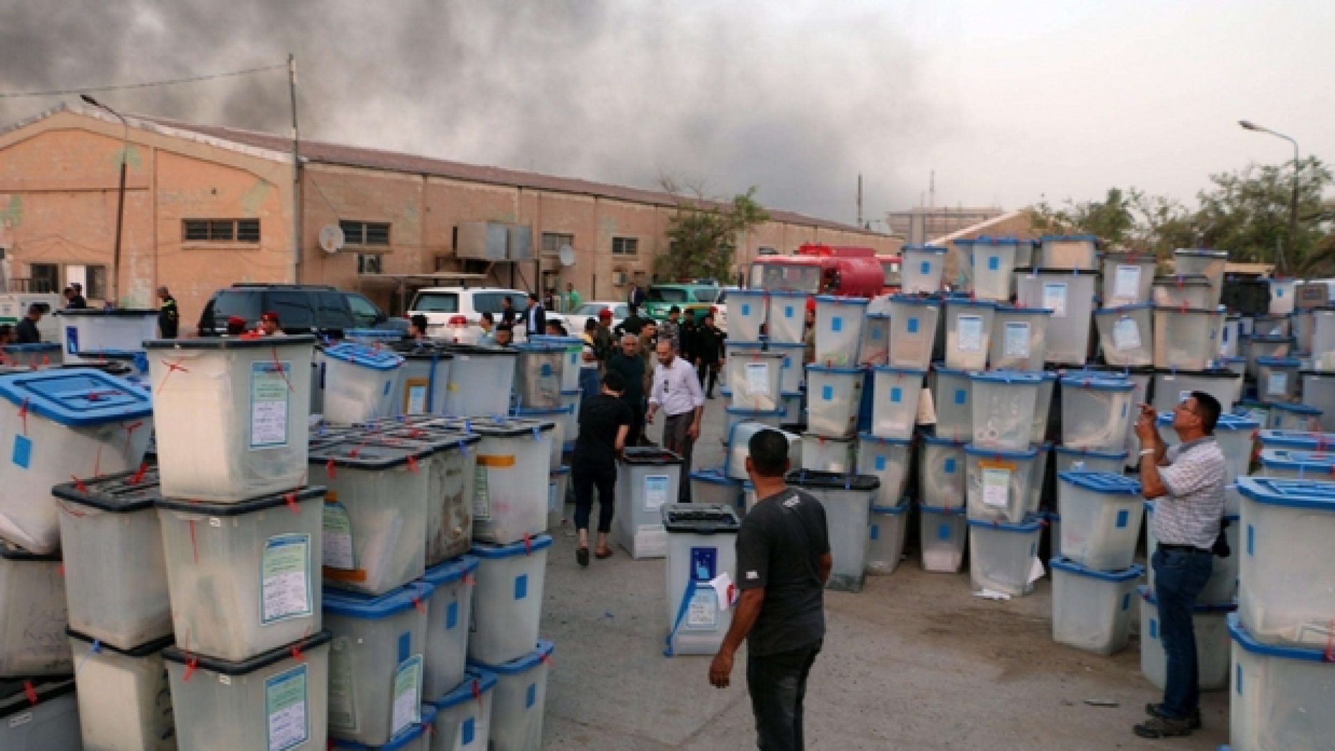 Immagine di In fiamme in Iraq il deposito delle schede da ricontare