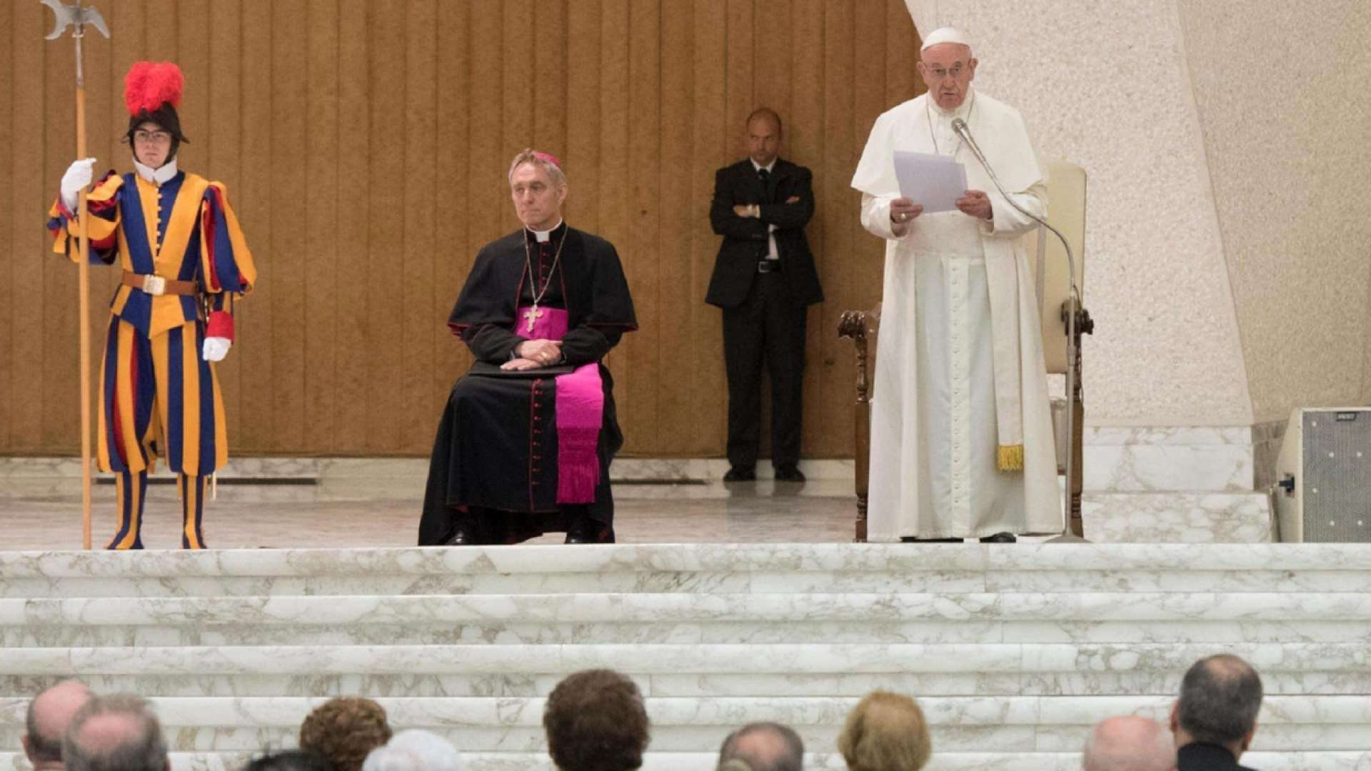 Immagine di Francesco: non lasciare in balia delle onde gli affamati di pane e giustizia