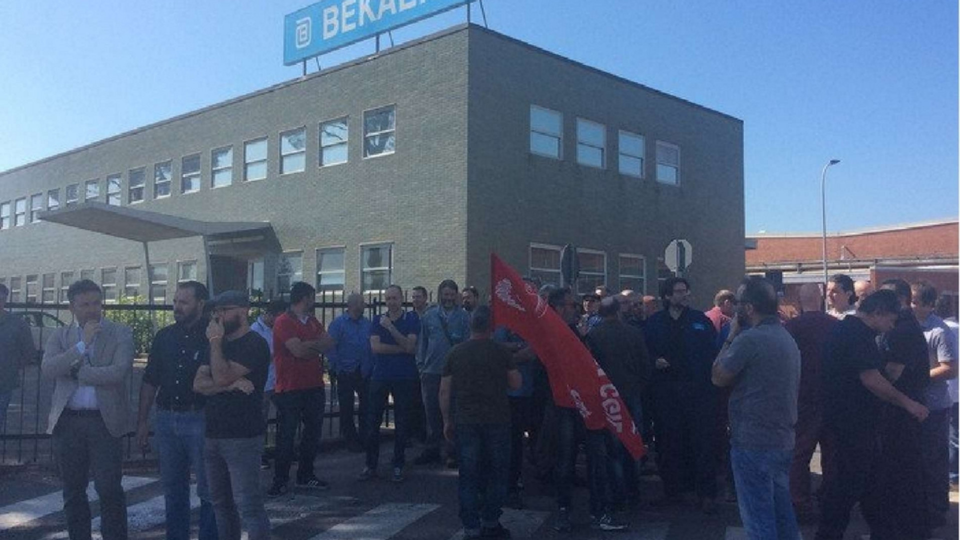 Immagine di Bekaert chiude la fabbrica toscana. I dipendenti la occupano