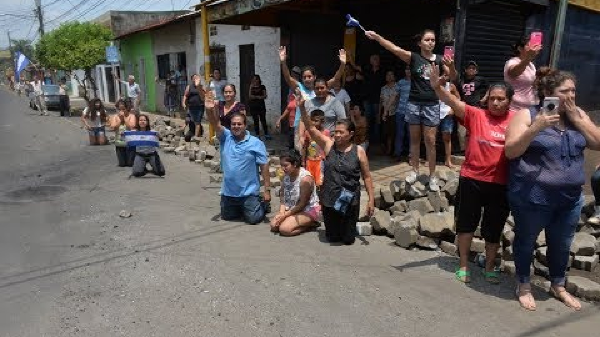 Immagine di Vescovi e nunzio «scudi umani» per fermare gli squadroni della morte
