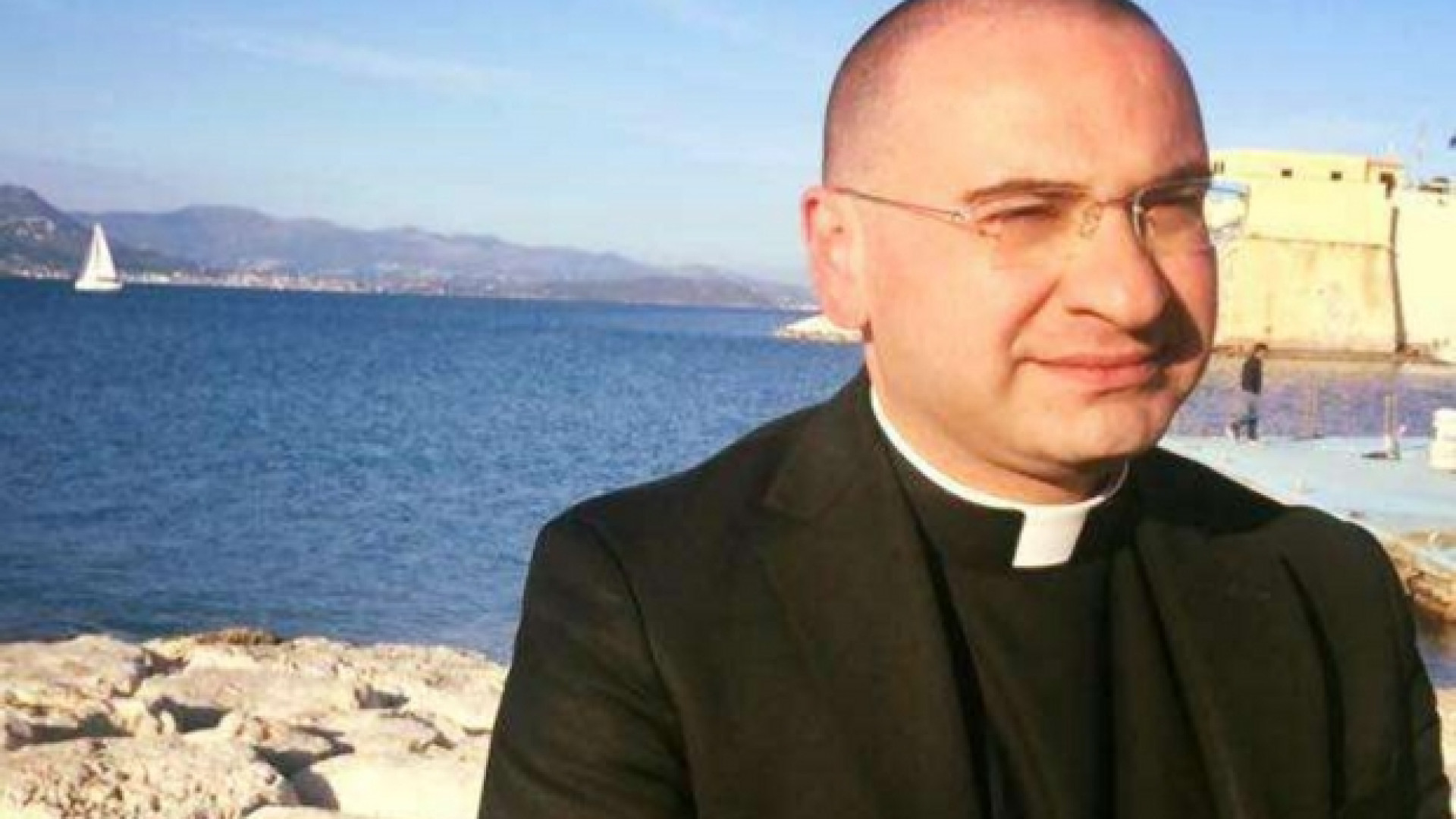 Immagine di Il parroco ai camorristi: «Convertitevi». Ma le donne lo minacciano sui social