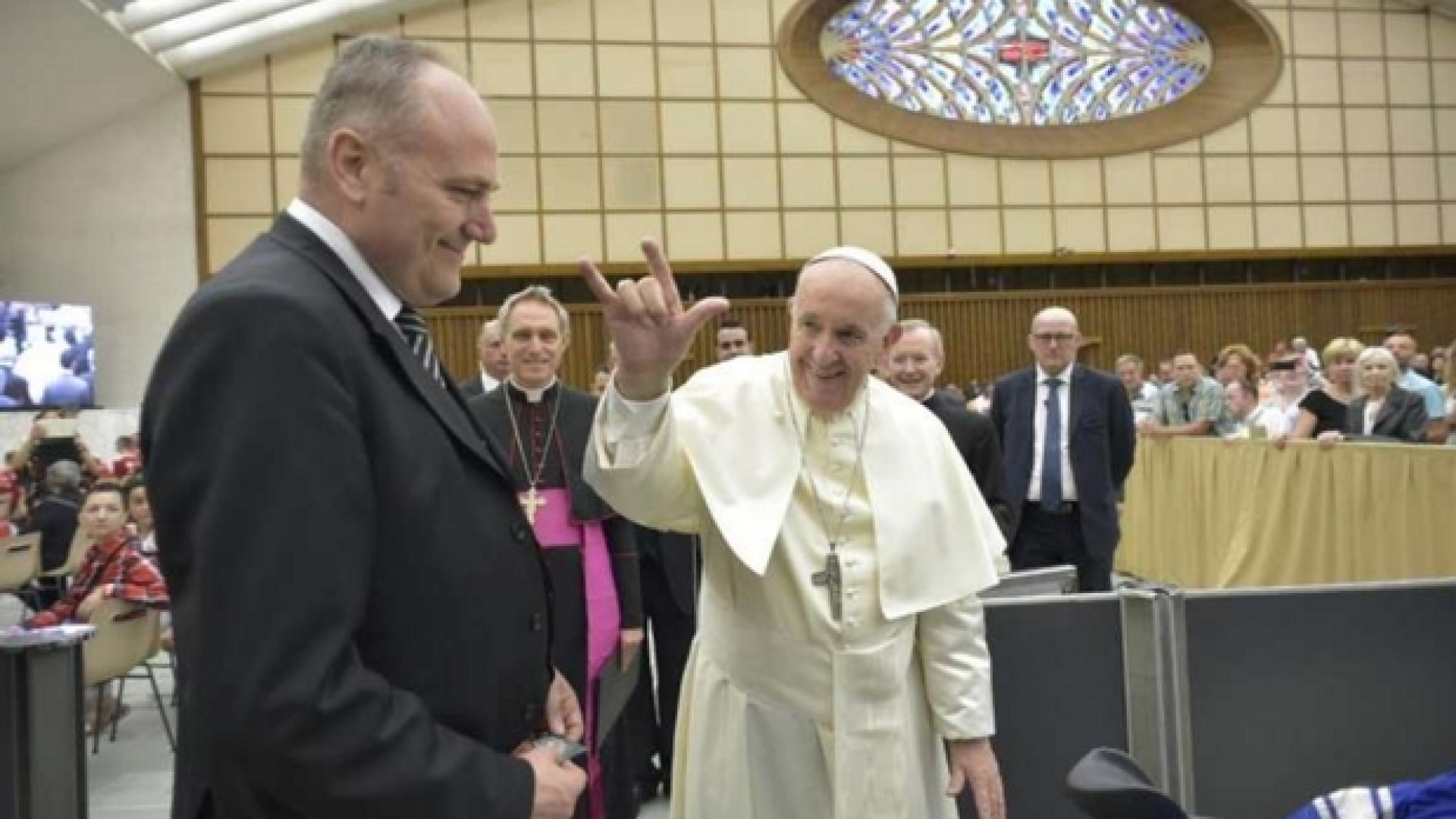 Immagine di E Francesco usa il saluto rock