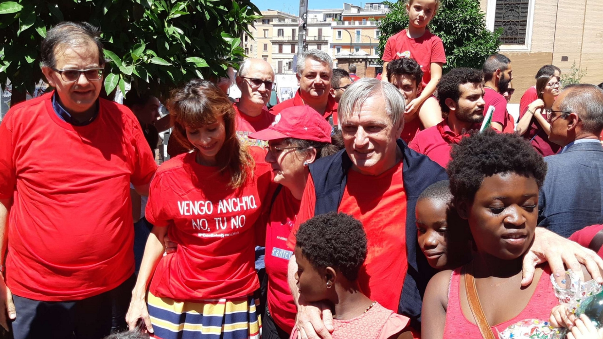 Immagine di Magliette rosse dalle Alpi a Lampedusa «contro l'emorragia di umanità»