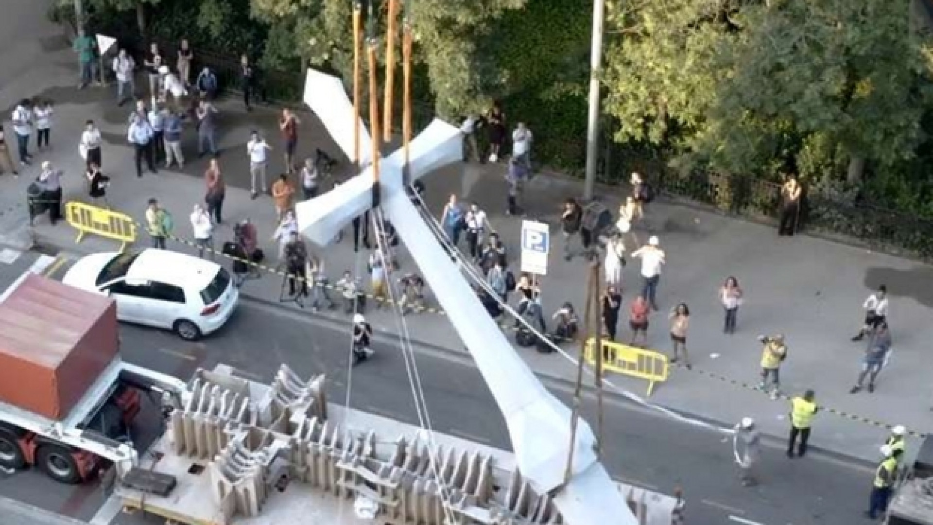 Immagine di Sagrada Familia, una grande croce e tre angeli per la facciata