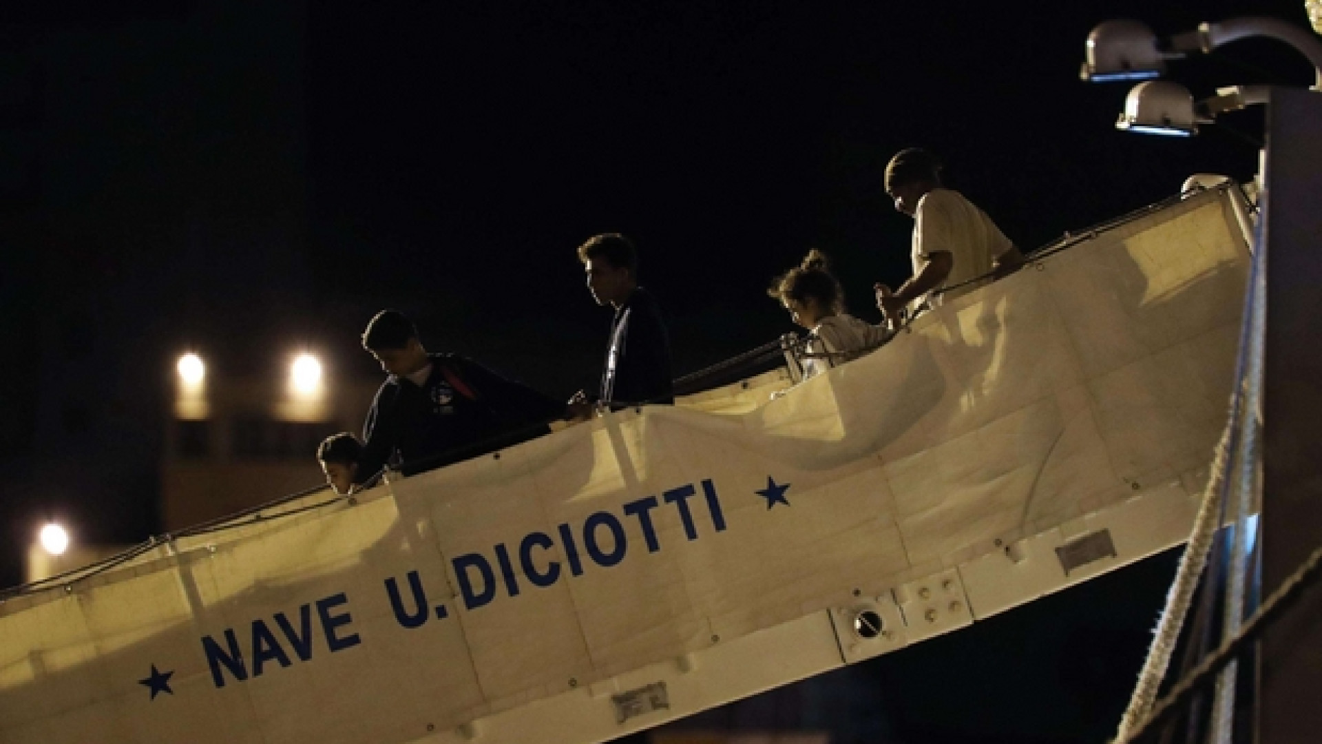 Immagine di Nave Diciotti, interrogatori in corso. Di Maio: bene l'intervento del Colle