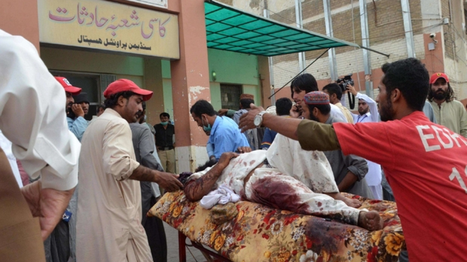 Immagine di Sangue sulle elezioni: 133 morti ai comizi in Pakistan