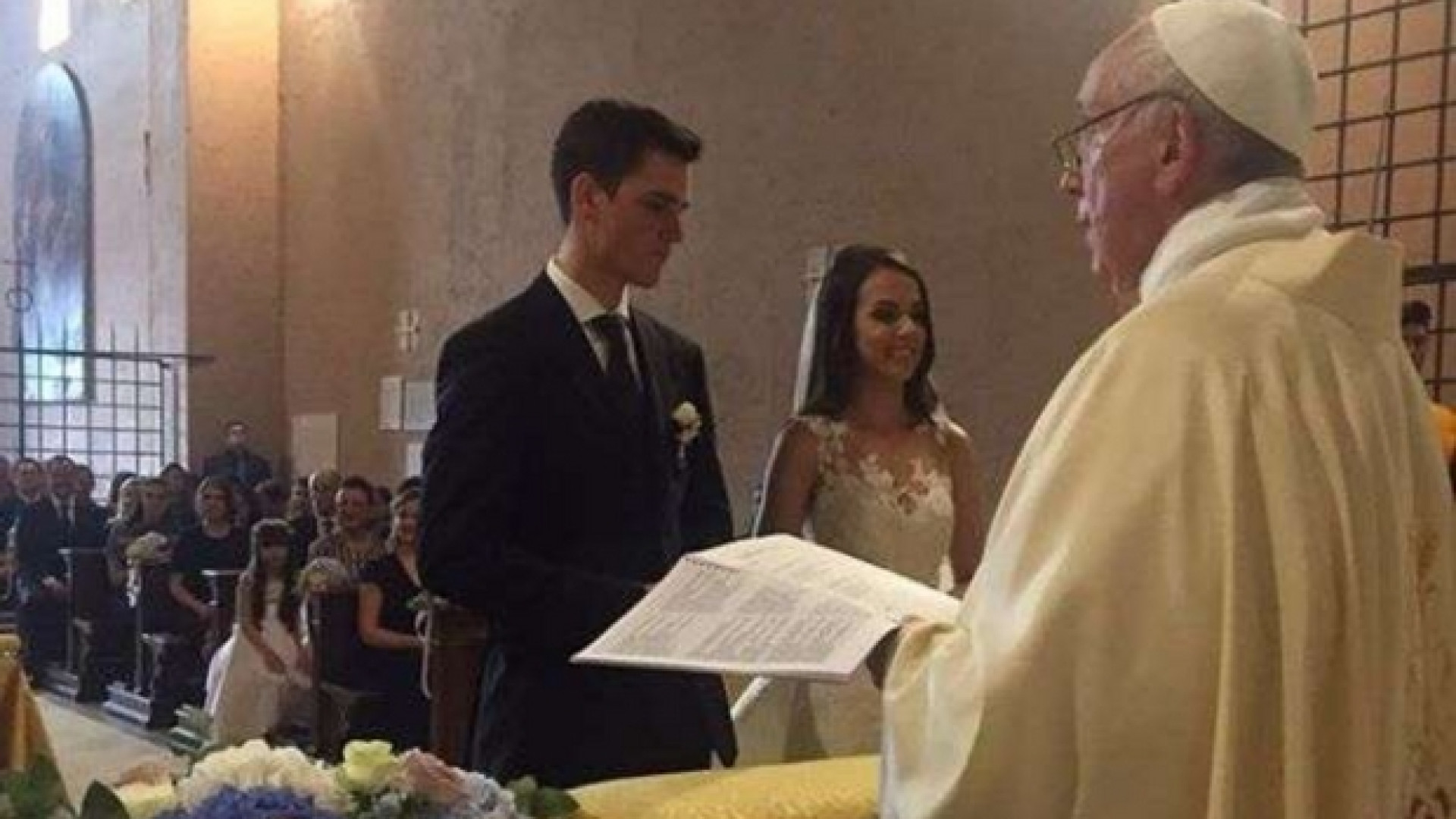 Immagine di A sorpresa papa Francesco celebra le nozze di una guardia svizzera