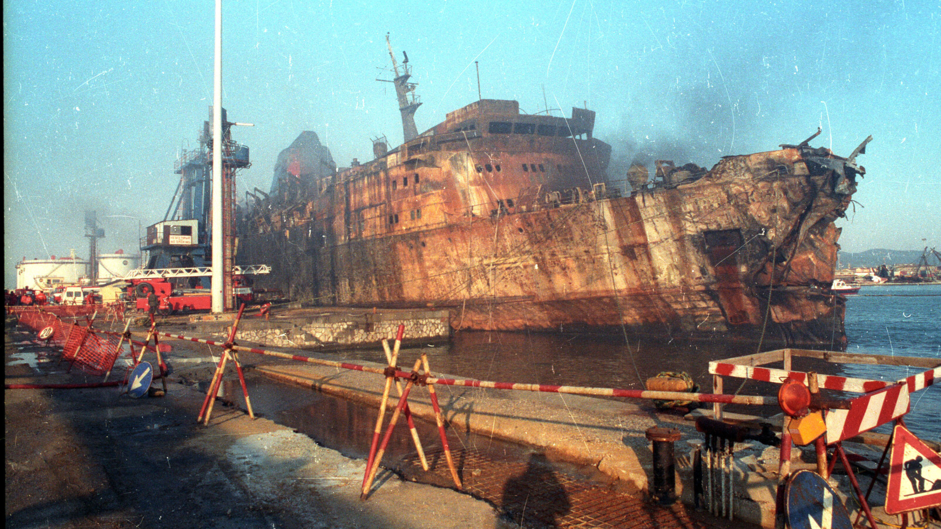 Immagine di 1991 - Il Moby Prince brucia, nel rogo 140 vittime