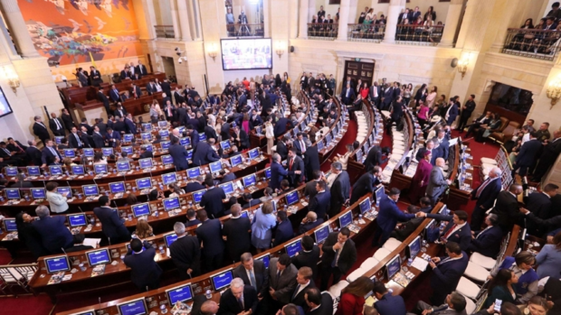 Immagine di Il presidente Santos accoglie in Parlamento gli ex guerriglieri delle Farc