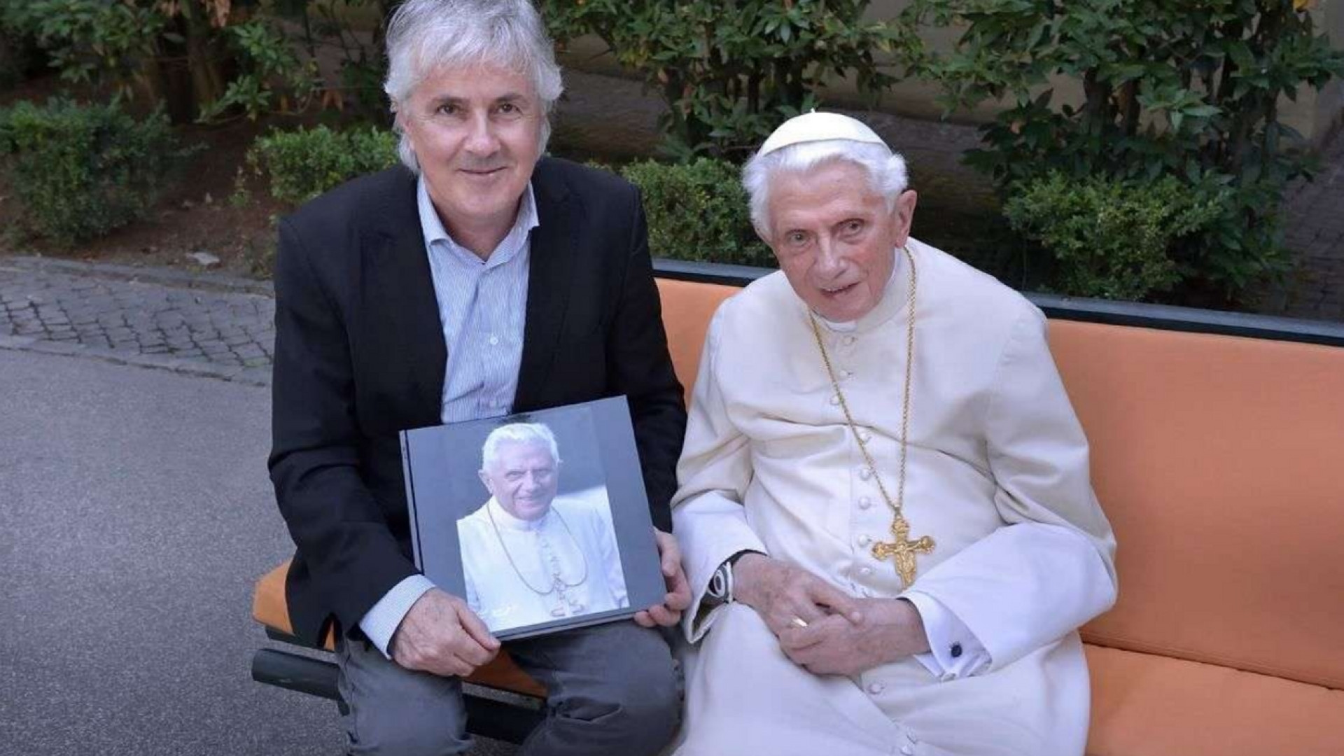 Immagine di Ecco Benedetto XVI fra le panchine del monastero Mater Ecclesiae