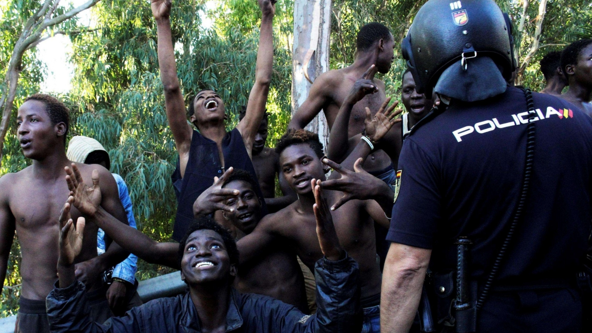 Immagine di Assalto alla recinzione, oltre 600 dal Marocco entrano a Ceuta in Spagna