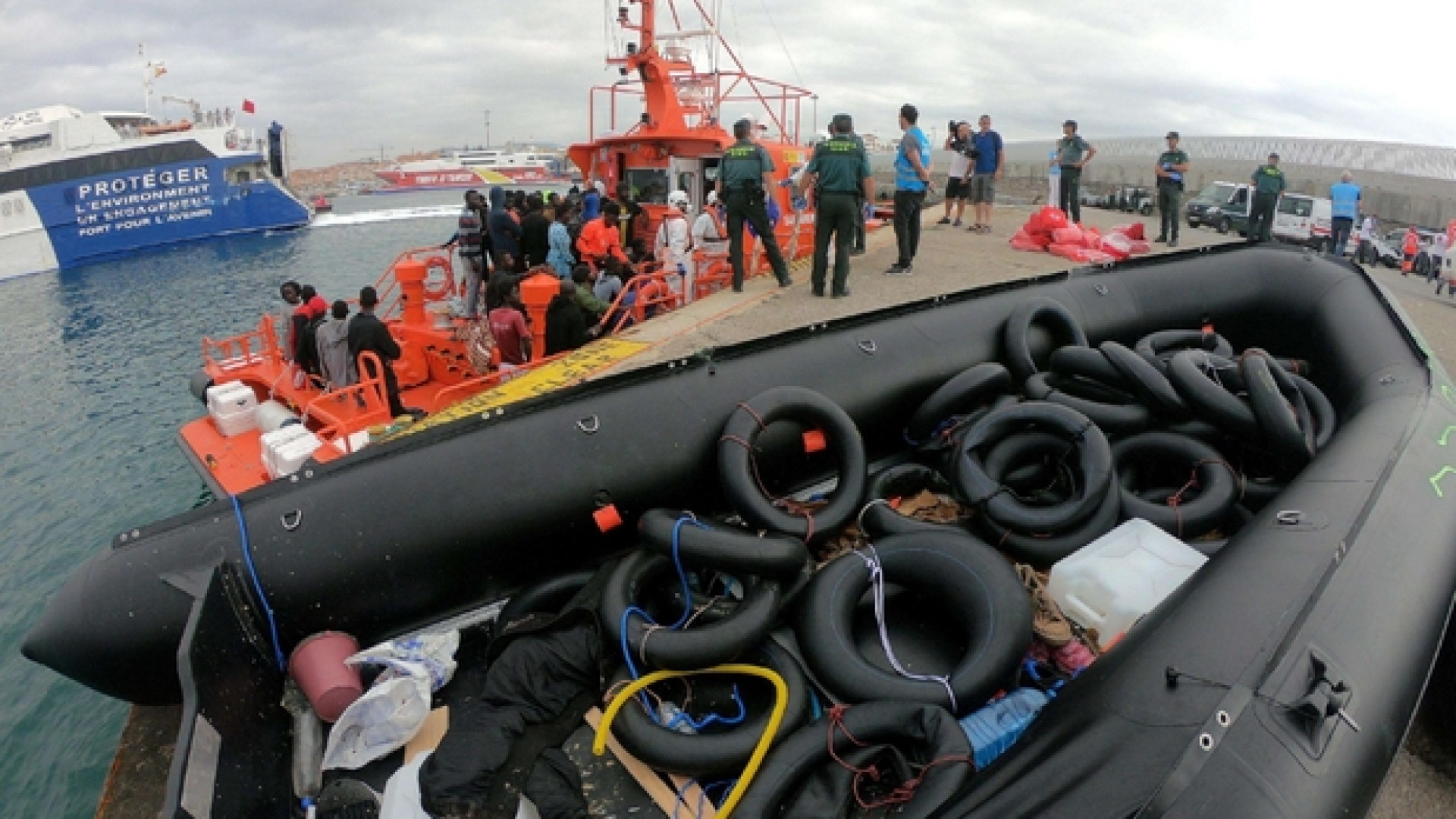 Immagine di Nave italiana soccorre e riporta in Libia 108 profughi. È polemica