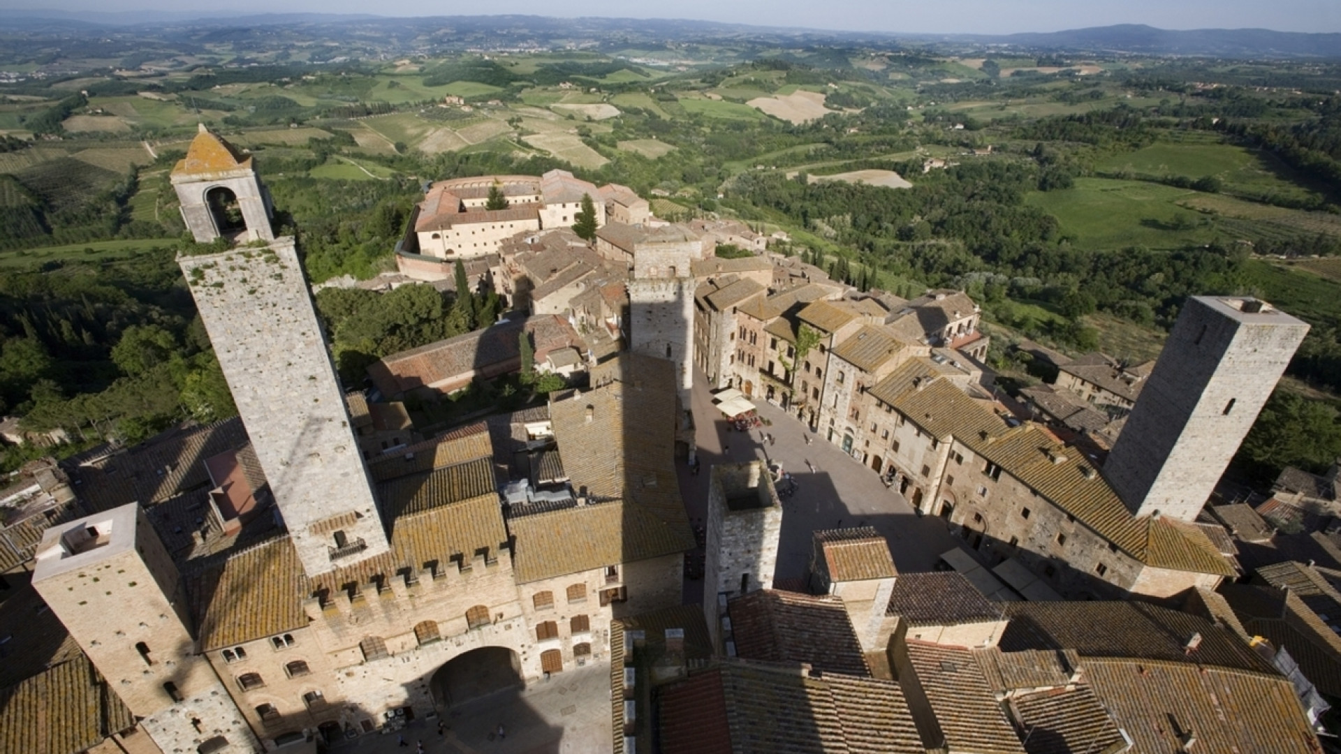 Immagine di San Gimignano: cultura, vino e turisti mordi e fuggi