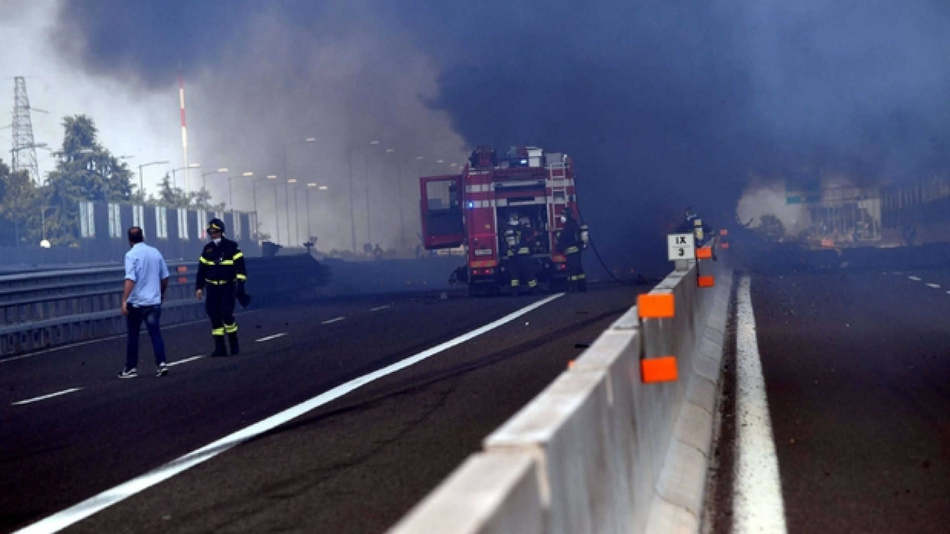 Immagine di Esplode autocisterna in tangenziale: un morto e 67 feriti