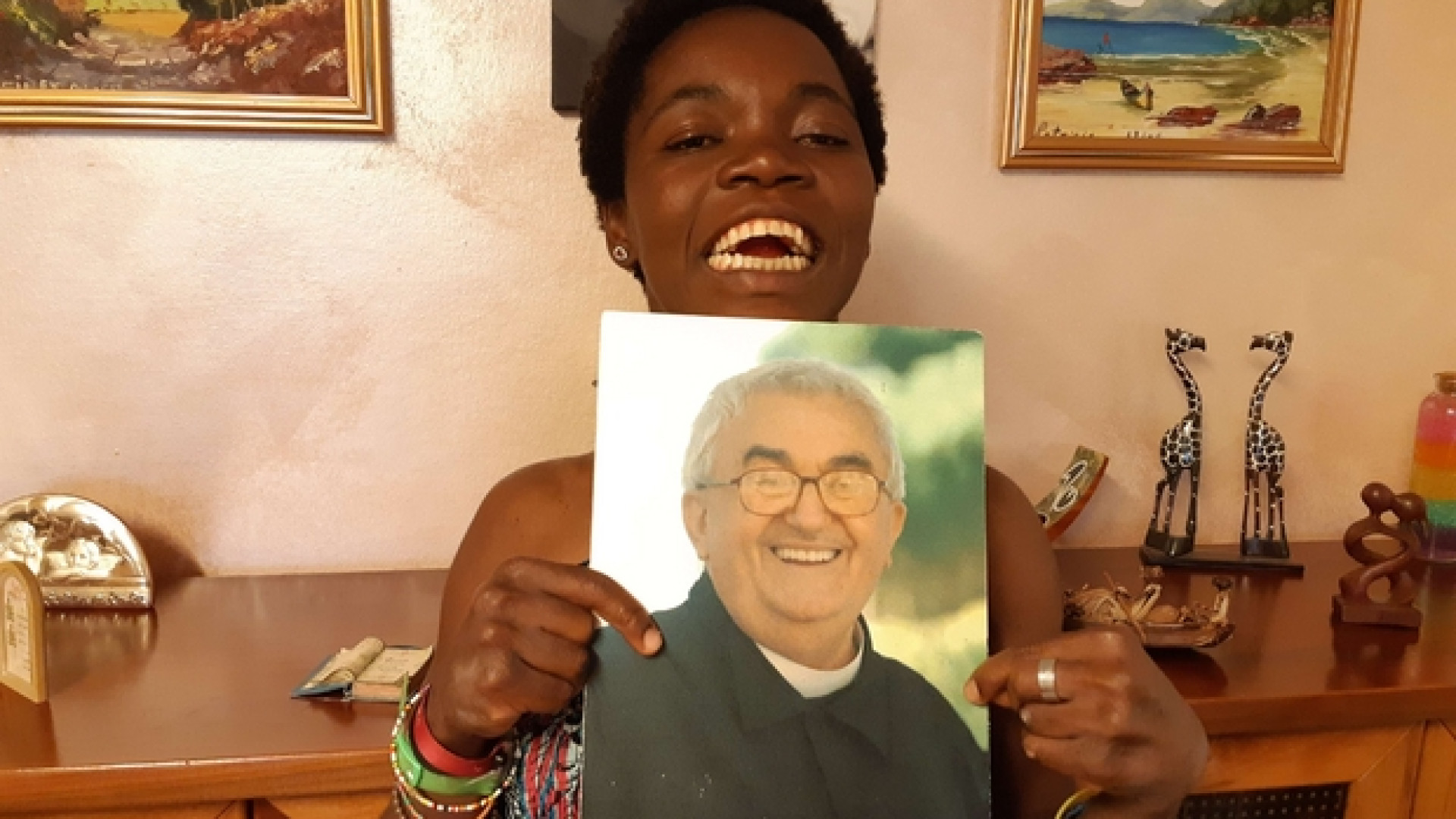 Immagine di Salvata dalle scimmie, rinata in Italia