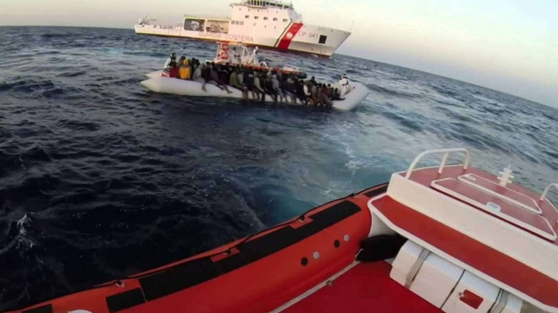 Immagine di 177 migranti a bordo, la Guardia costiera italiana ancora senza porto