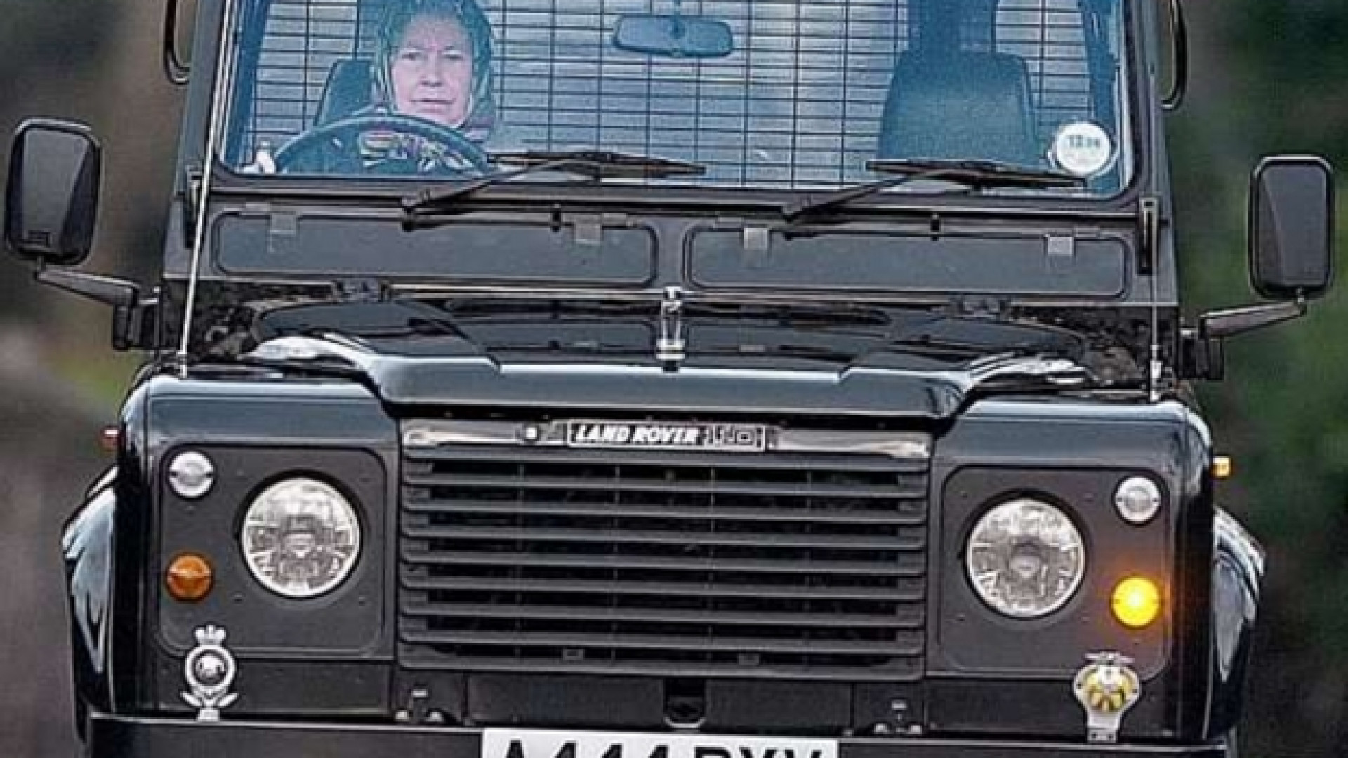 Immagine di Torna il Defender, la Regina riavrà la sua auto
