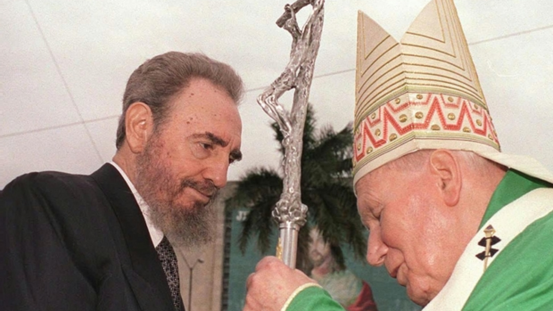 Immagine di 1998 - Papa Woityla da Fidel Castro. «Possa Cuba aprirsi al mondo»