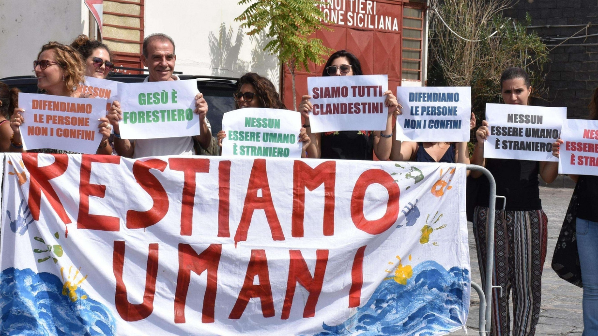 Immagine di Migranti, Catania vuole restare umana. La Chiesa: fateli sbarcare