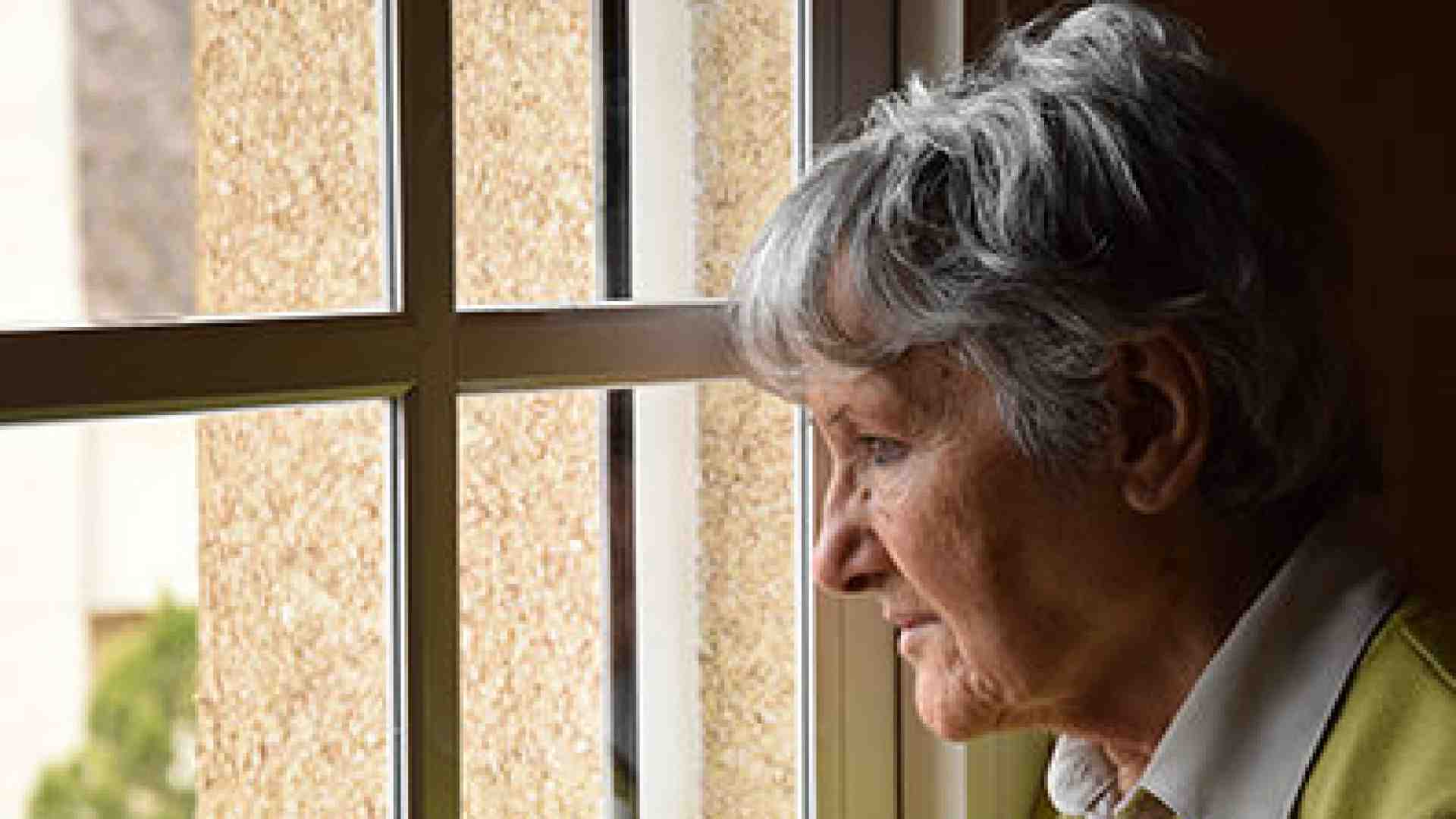 Immagine di Capelli d'argento, solitudine grigia
