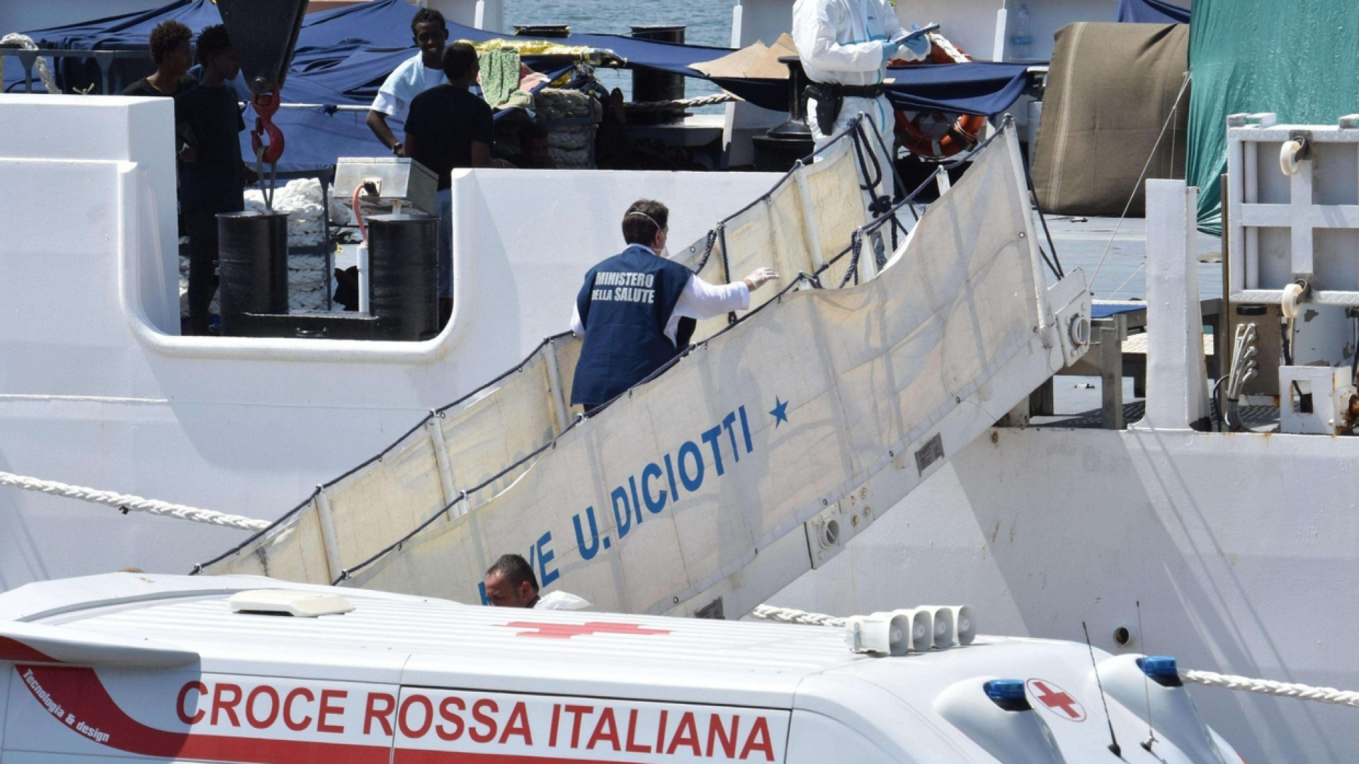 Immagine di Sbarcano i profughi. Salvini indagato per la Diciotti: sequestro di persona