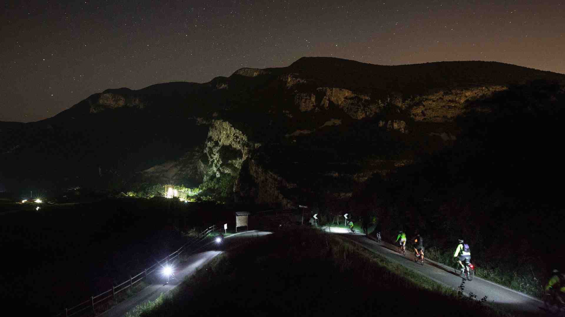 Immagine di La pedalata notturna che unisce la città al lago