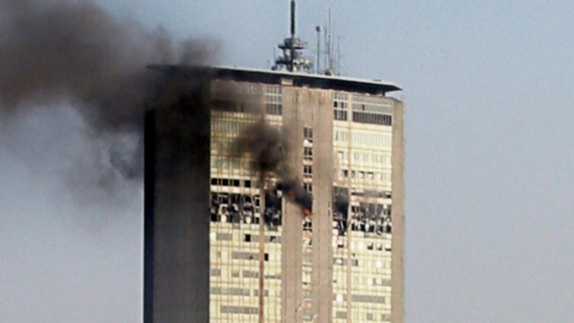 Immagine di 2002 - Schianto sul grattacielo Pirelli, Milano trema