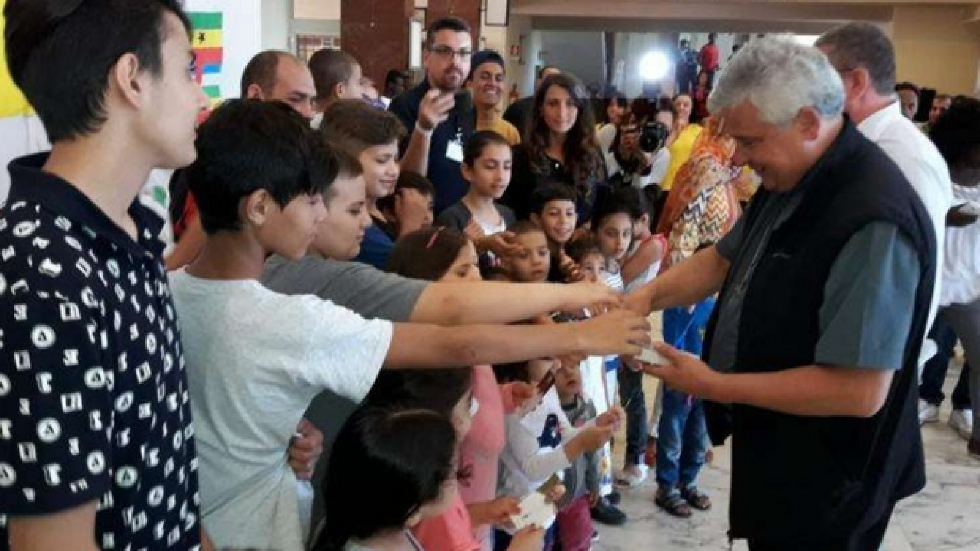 Immagine di Francesco regala i gelati ai migranti e ai poveri di Roma