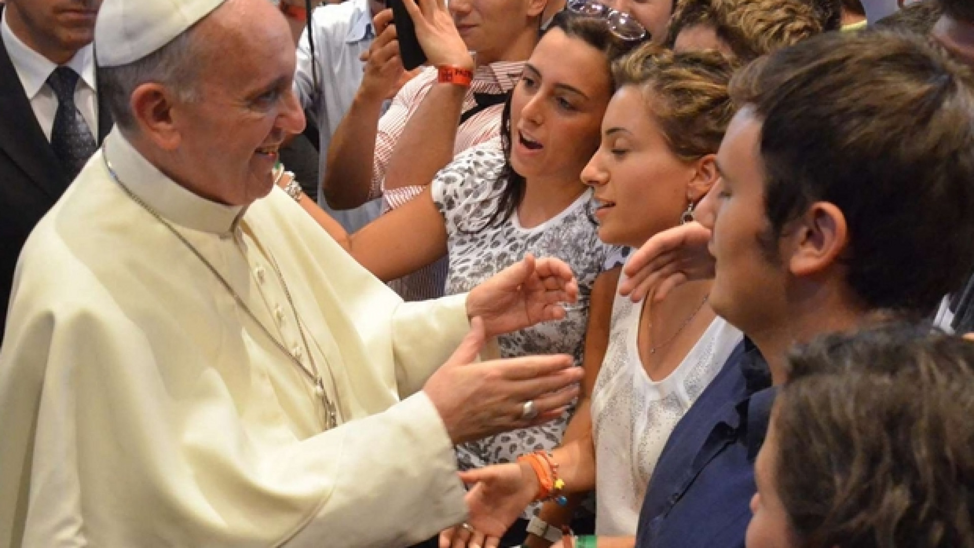 Immagine di Papa Francesco e i padri sinodali incontrano i giovani