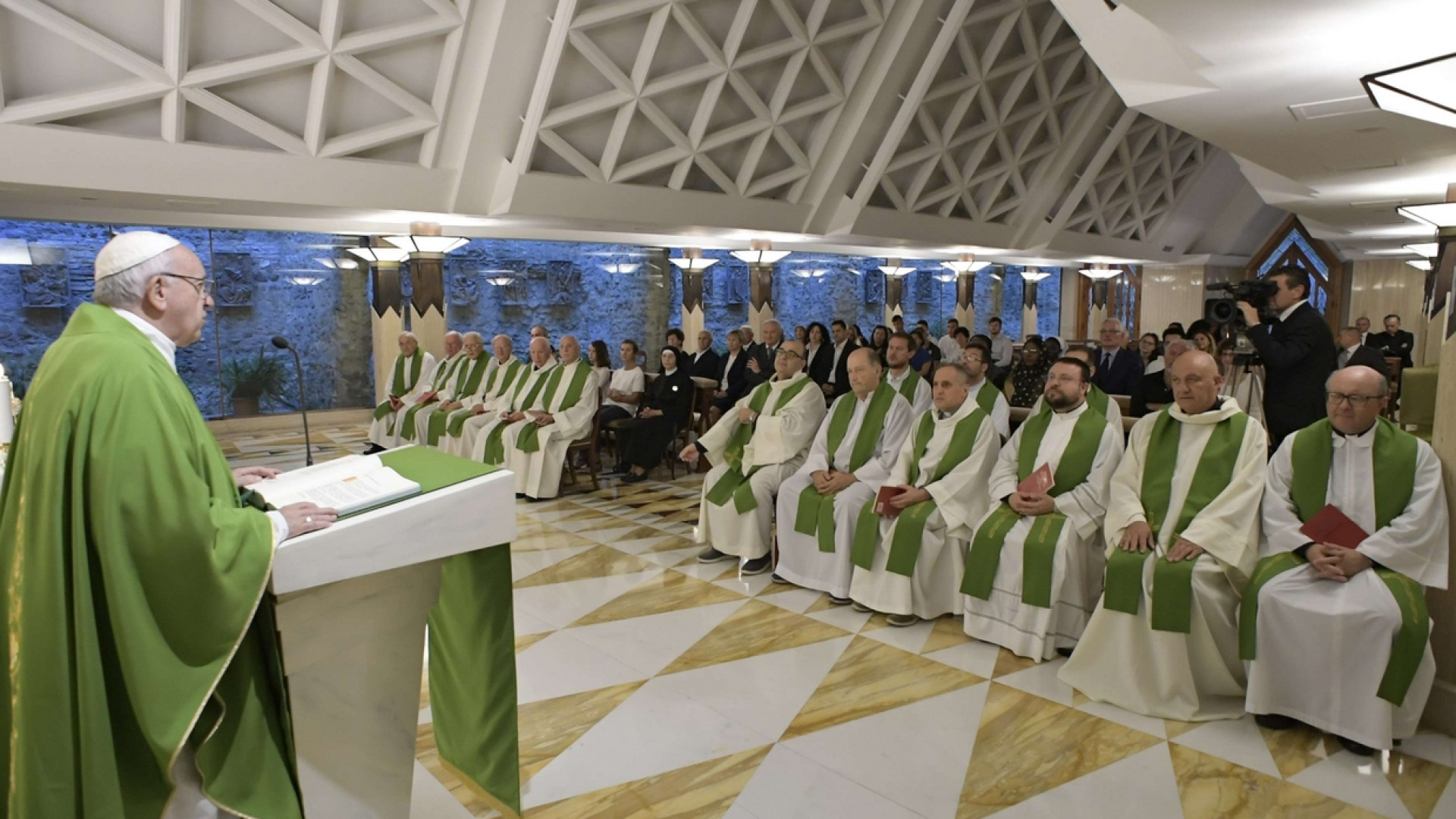Immagine di Il Papa: il pastore è umile, compatisce e prega se è accusato