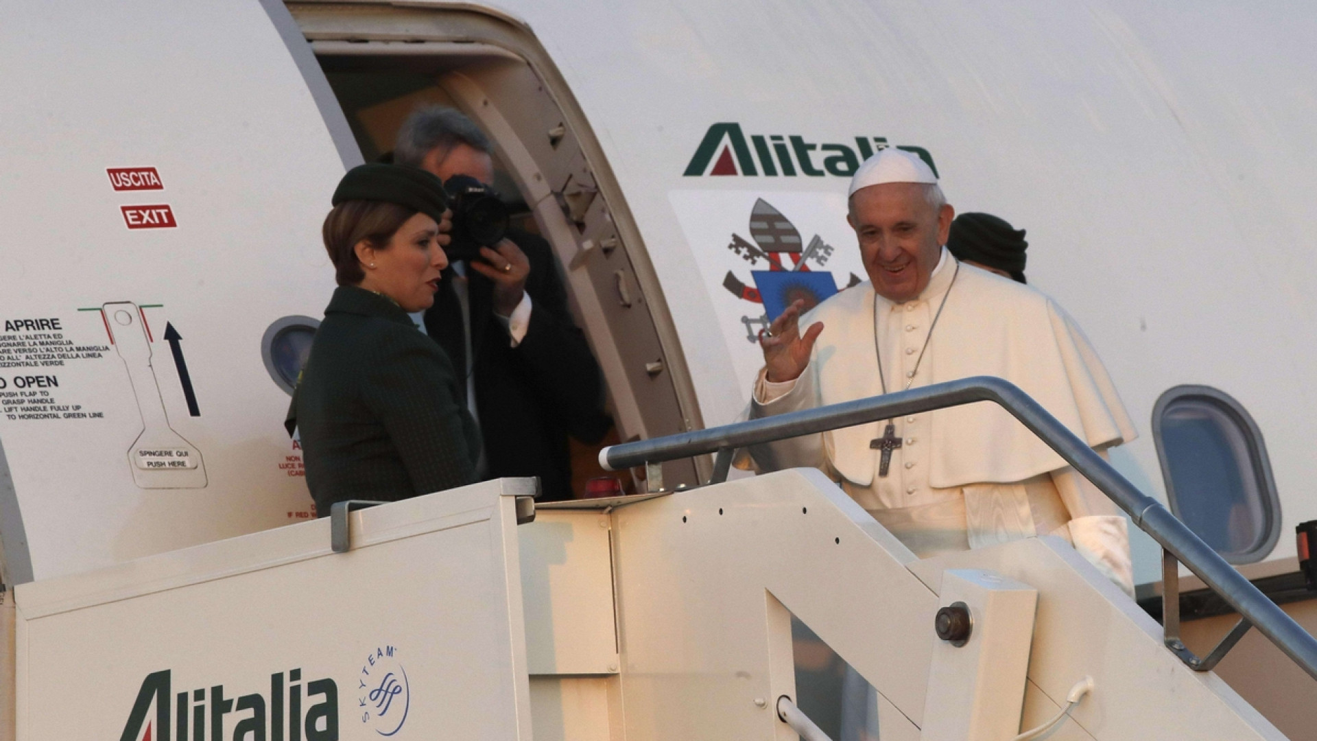 Immagine di Papa Francesco in viaggio verso la Lituania, «messaggero di speranza»