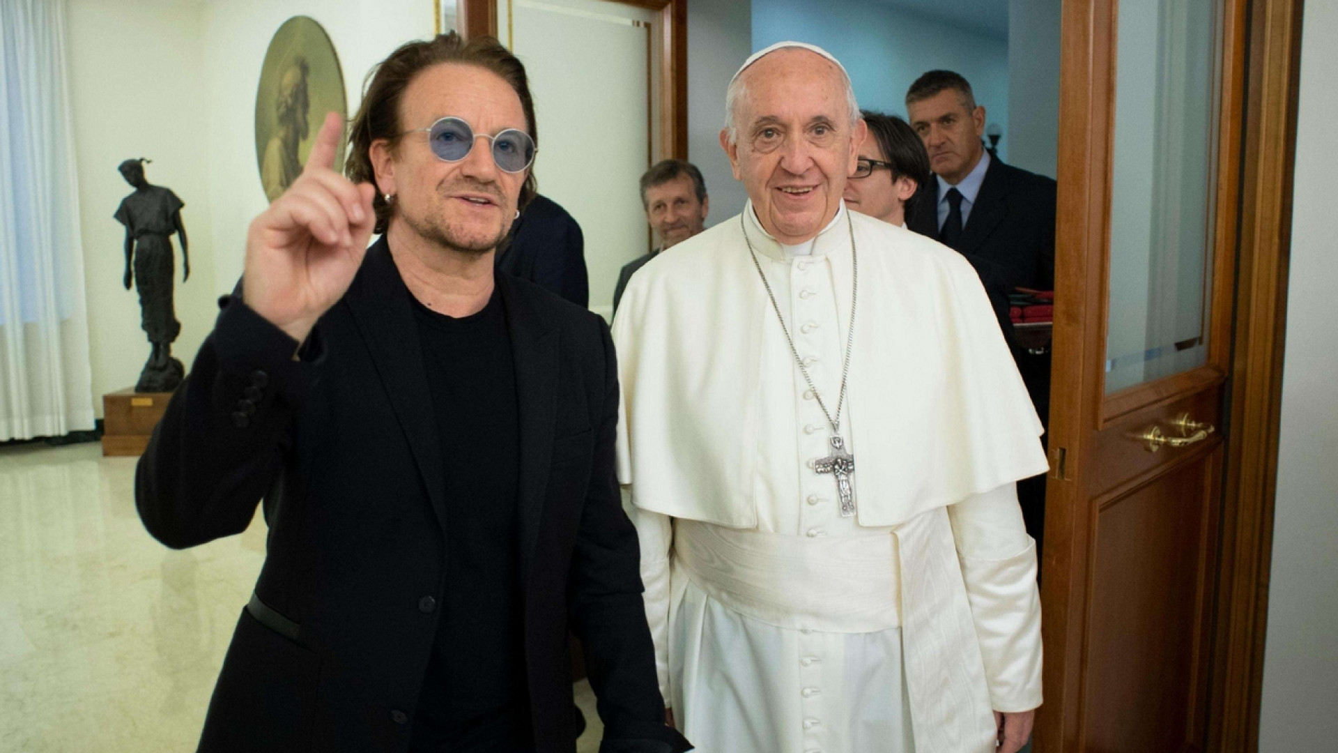 Immagine di Bono Vox (U2) da papa Francesco, sostegno a Scholas Occurrentes