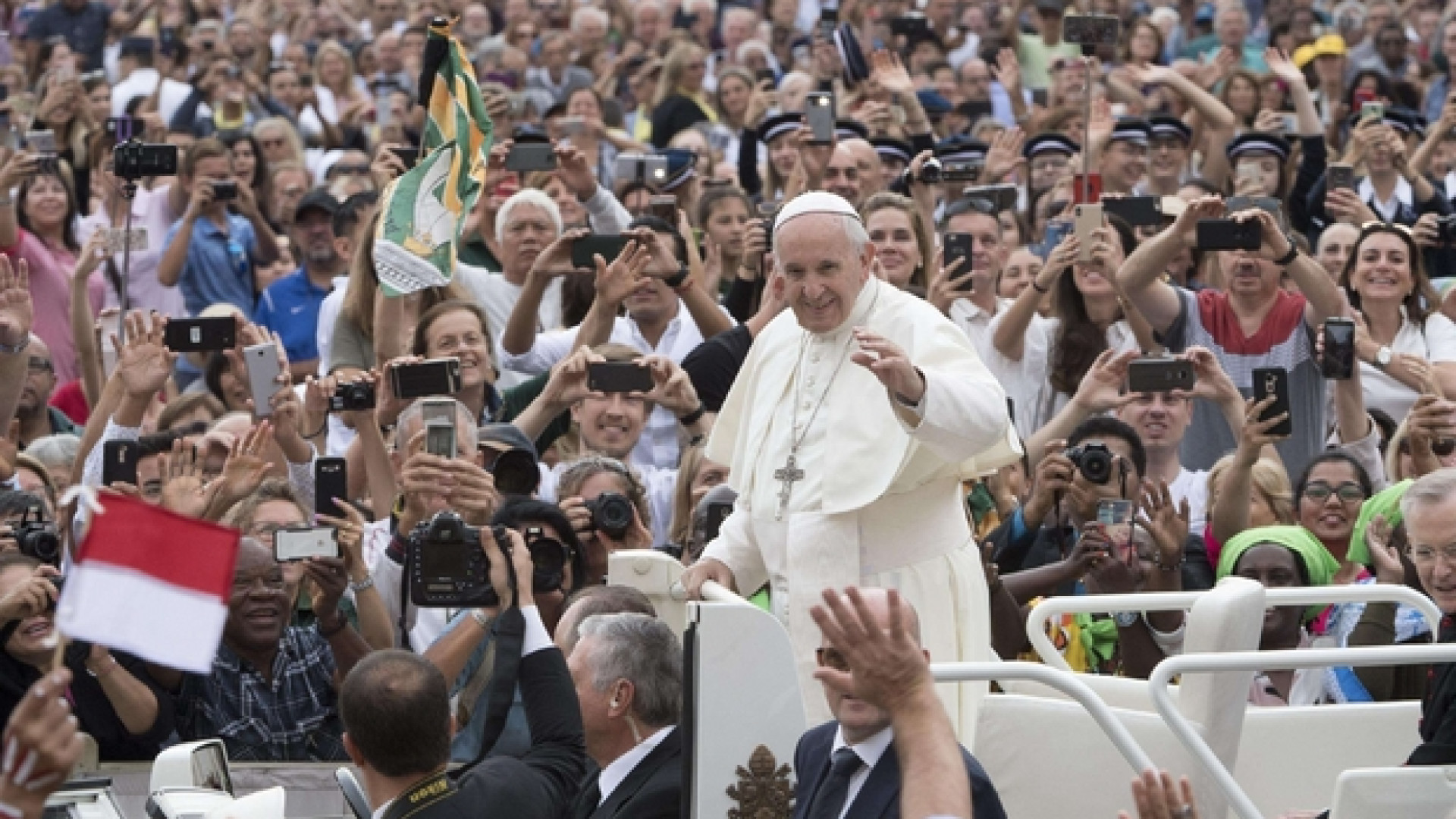 Immagine di Francesco: onoriamo i genitori, mai insulti. «Ci hanno dato la vita»