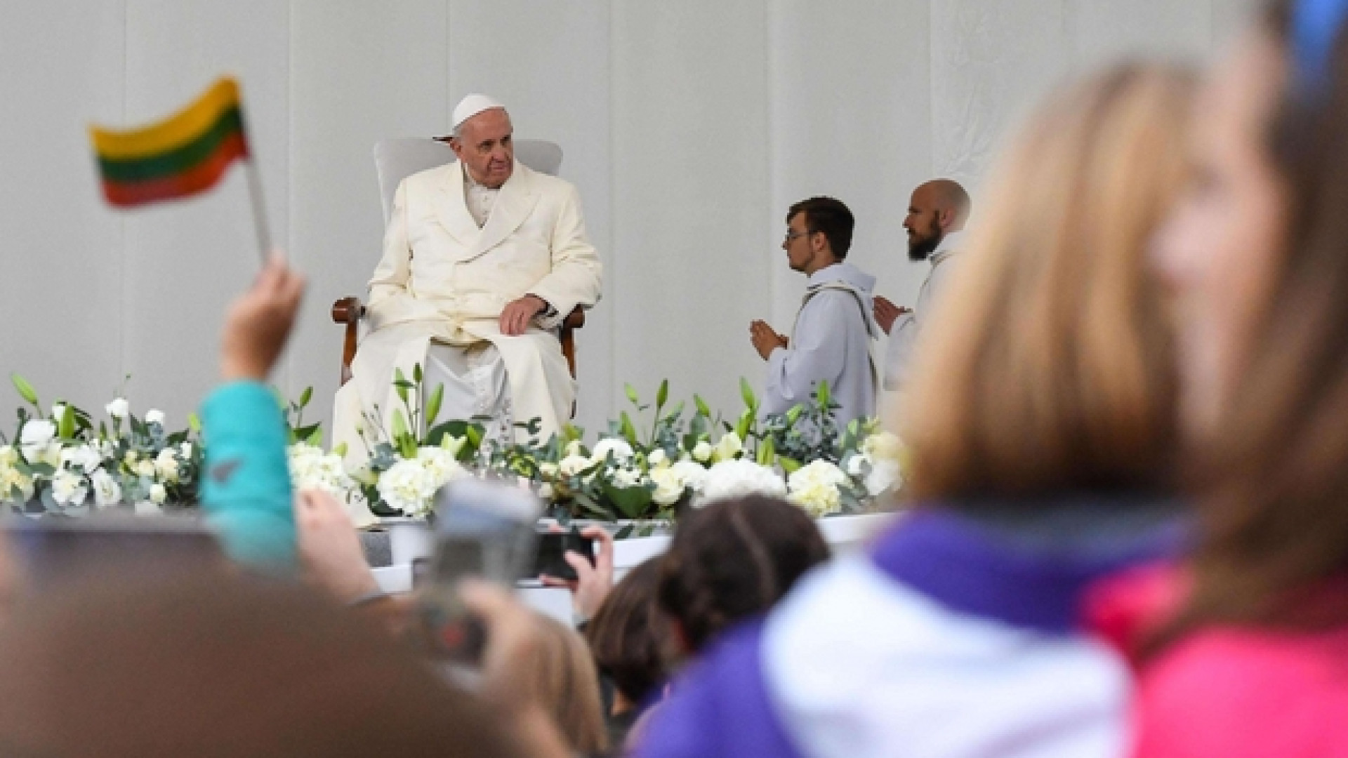 Immagine di Il Papa in Lituania: «Ospitalità verso giovani, stranieri, poveri»
