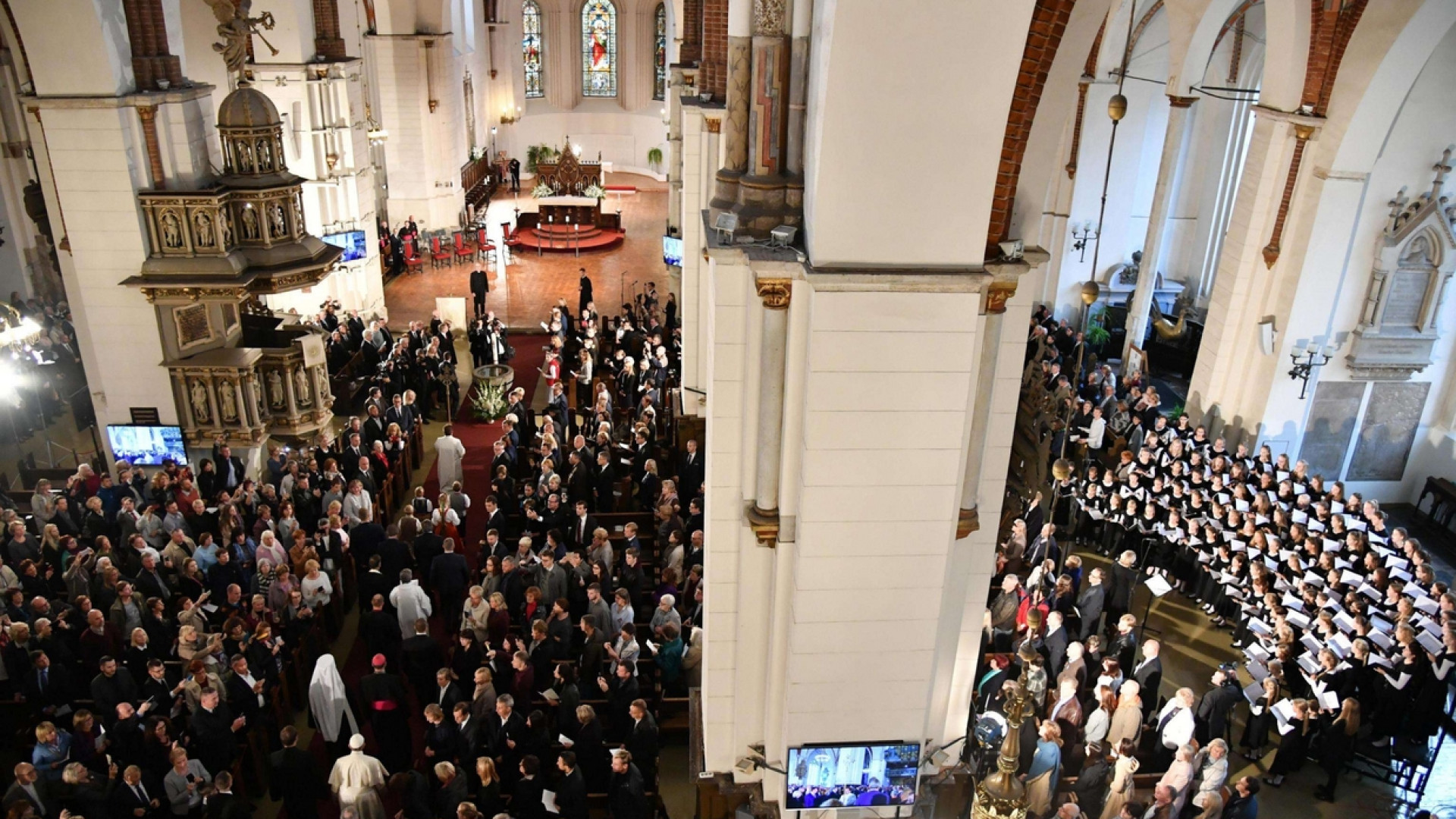 Immagine di Il Papa: «Artigiani di ecumenismo, la missione reclama unità»
