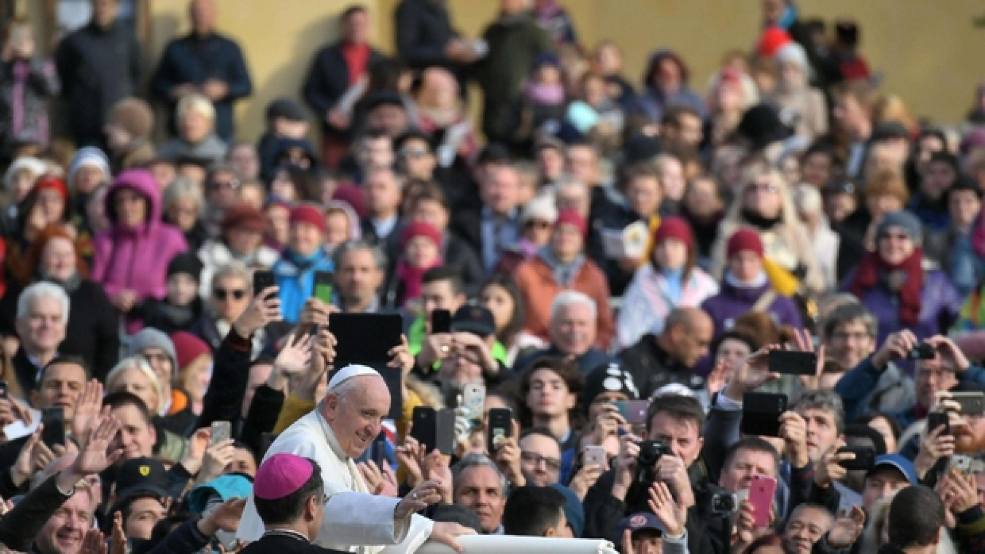 Immagine di Il Papa: i nostri giovani indignati dagli scandali sessuali ed economici