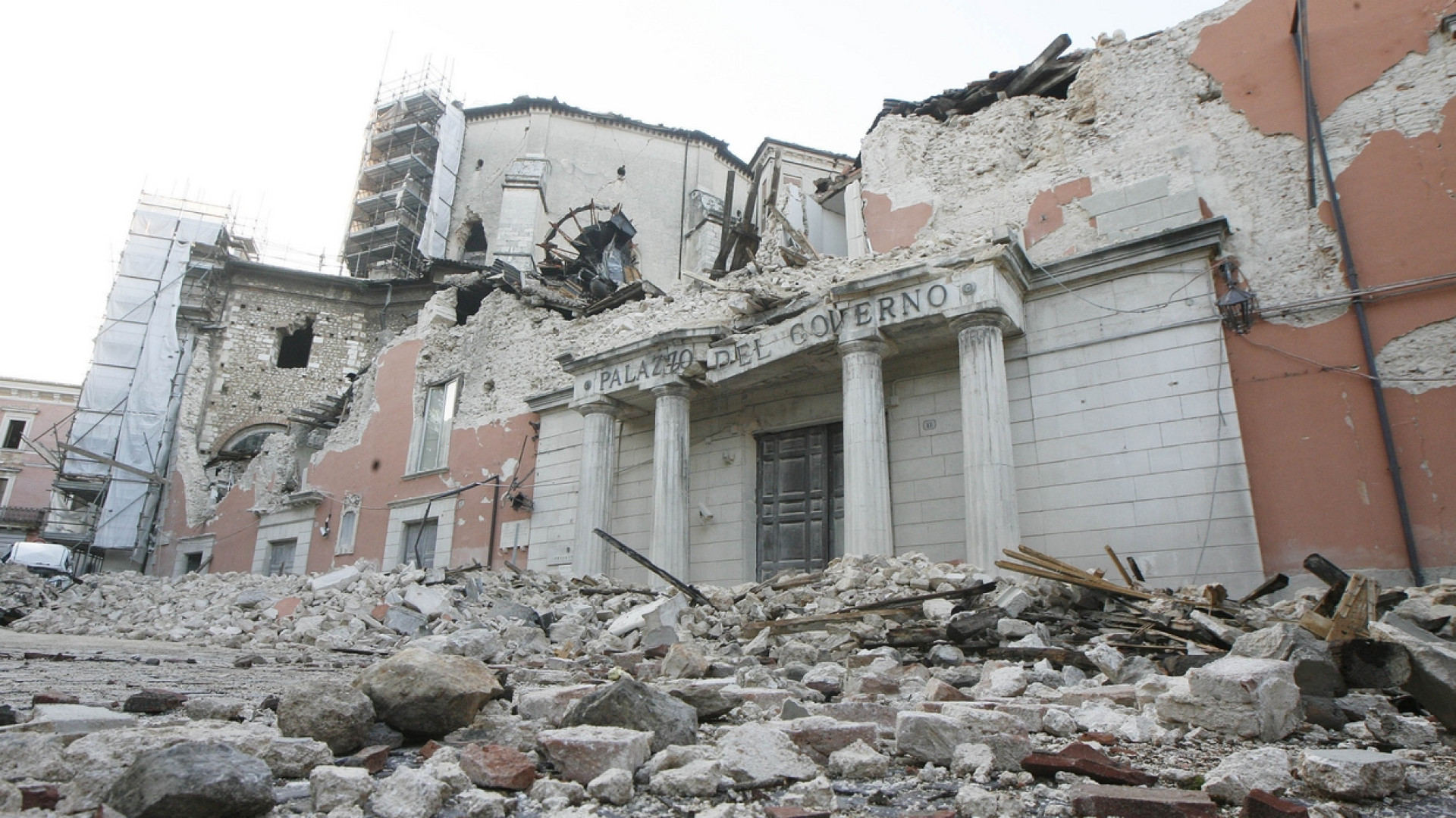 Immagine di 2009 - L'Aquila piegata dal terremoto