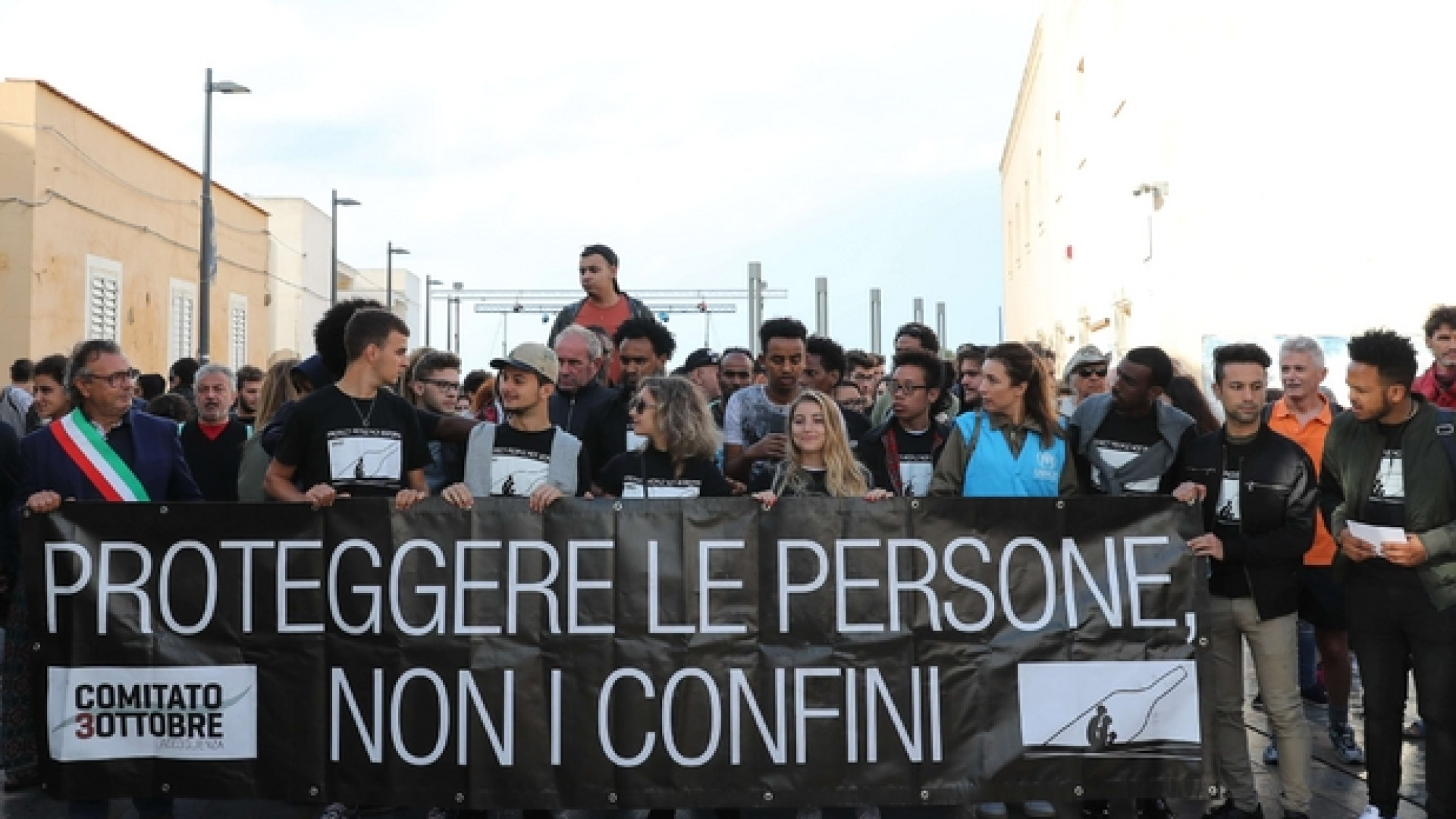 Immagine di Lampedusa, il silenzio delle istituzioni e la preghiera dei presenti