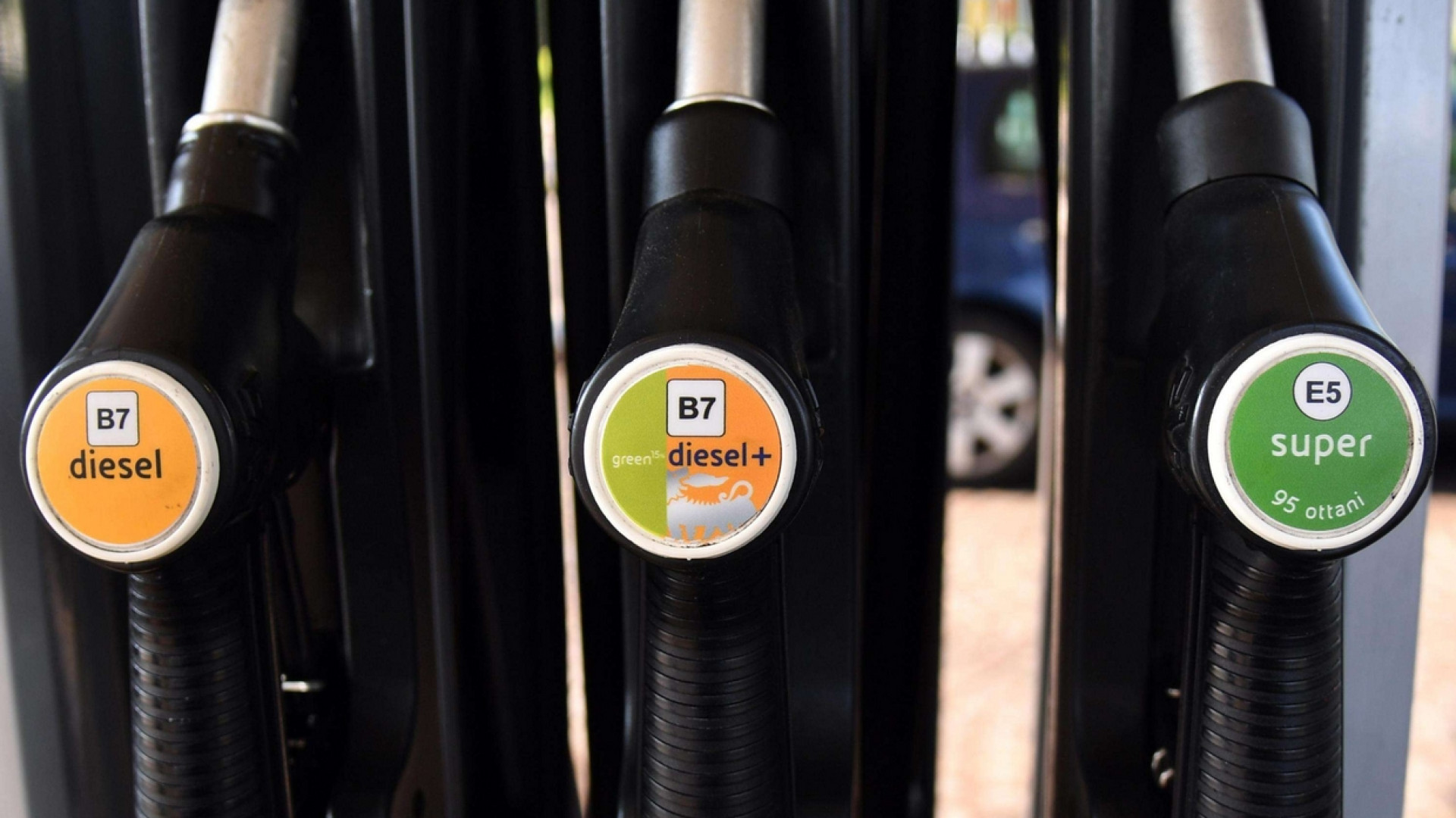 Immagine di Oggi benzina e diesel cambiano nome: E10, B10 o B7. Occhio al cartello